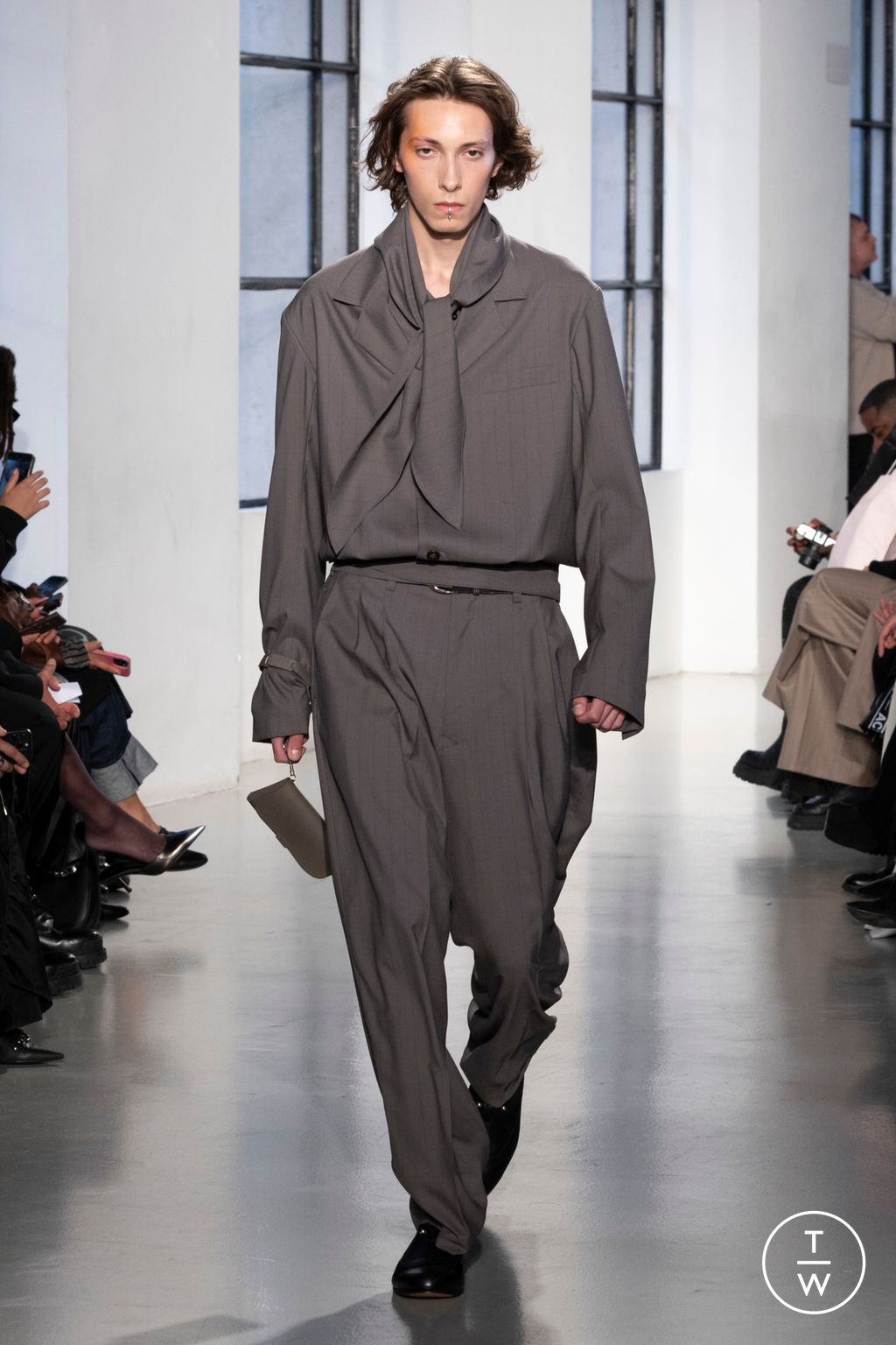 Fashion Week Paris Spring/Summer 2025 look 17 from the Ujoh collection 女装