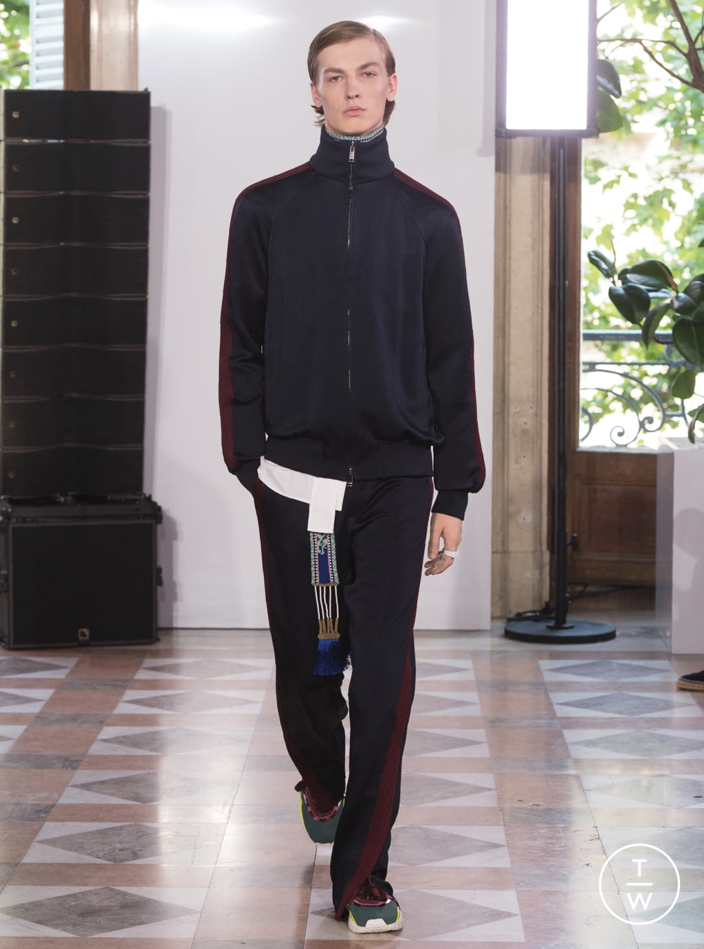 Fashion Week Paris Spring/Summer 2018 look 17 from the Valentino collection menswear
