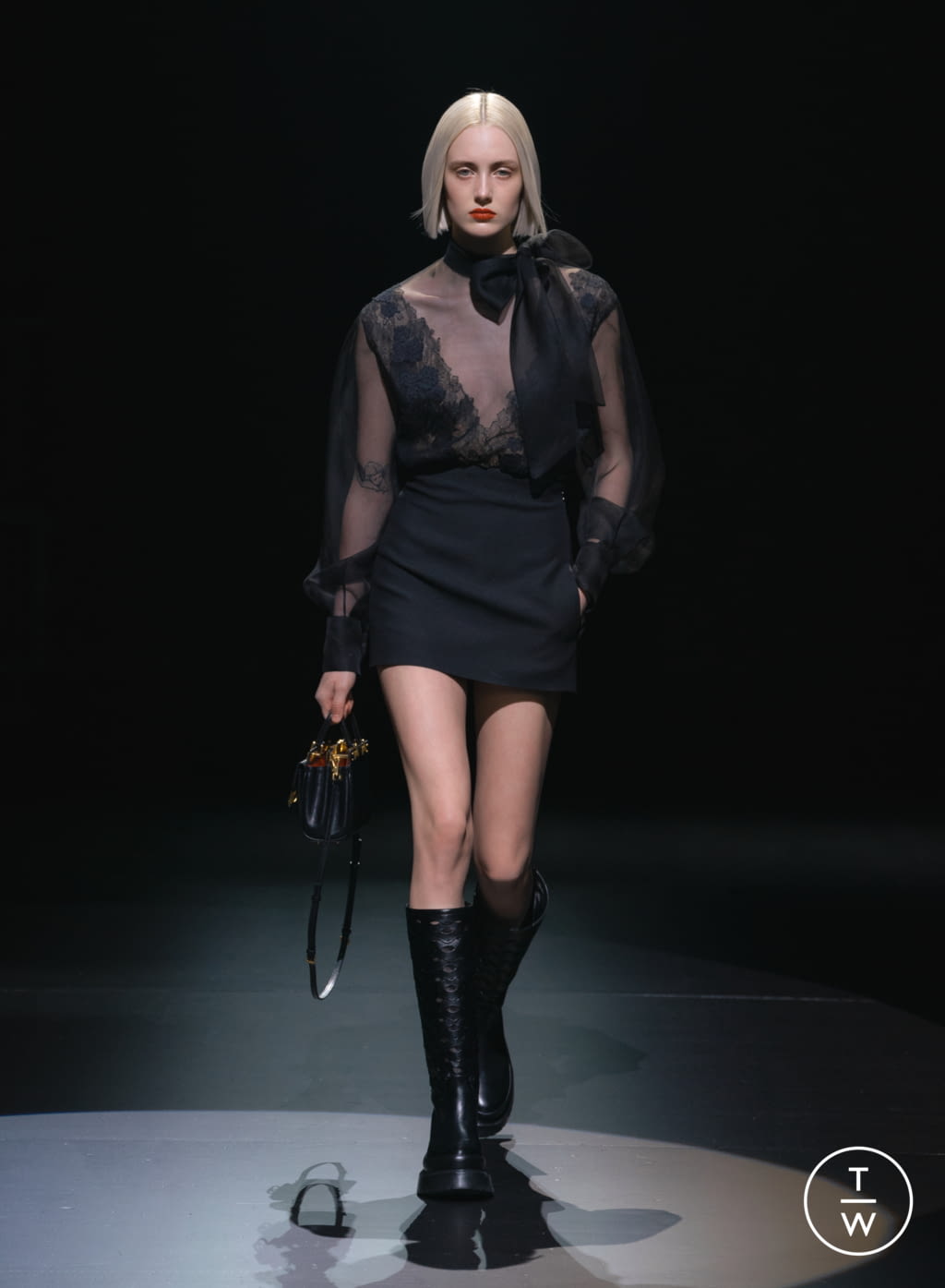 Fashion Week Milan Fall/Winter 2021 look 17 from the Valentino collection 女装