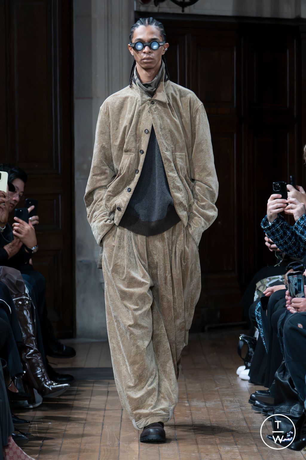 Fashion Week Paris Fall/Winter 2026 look 17 from the Ziggy Chen collection menswear