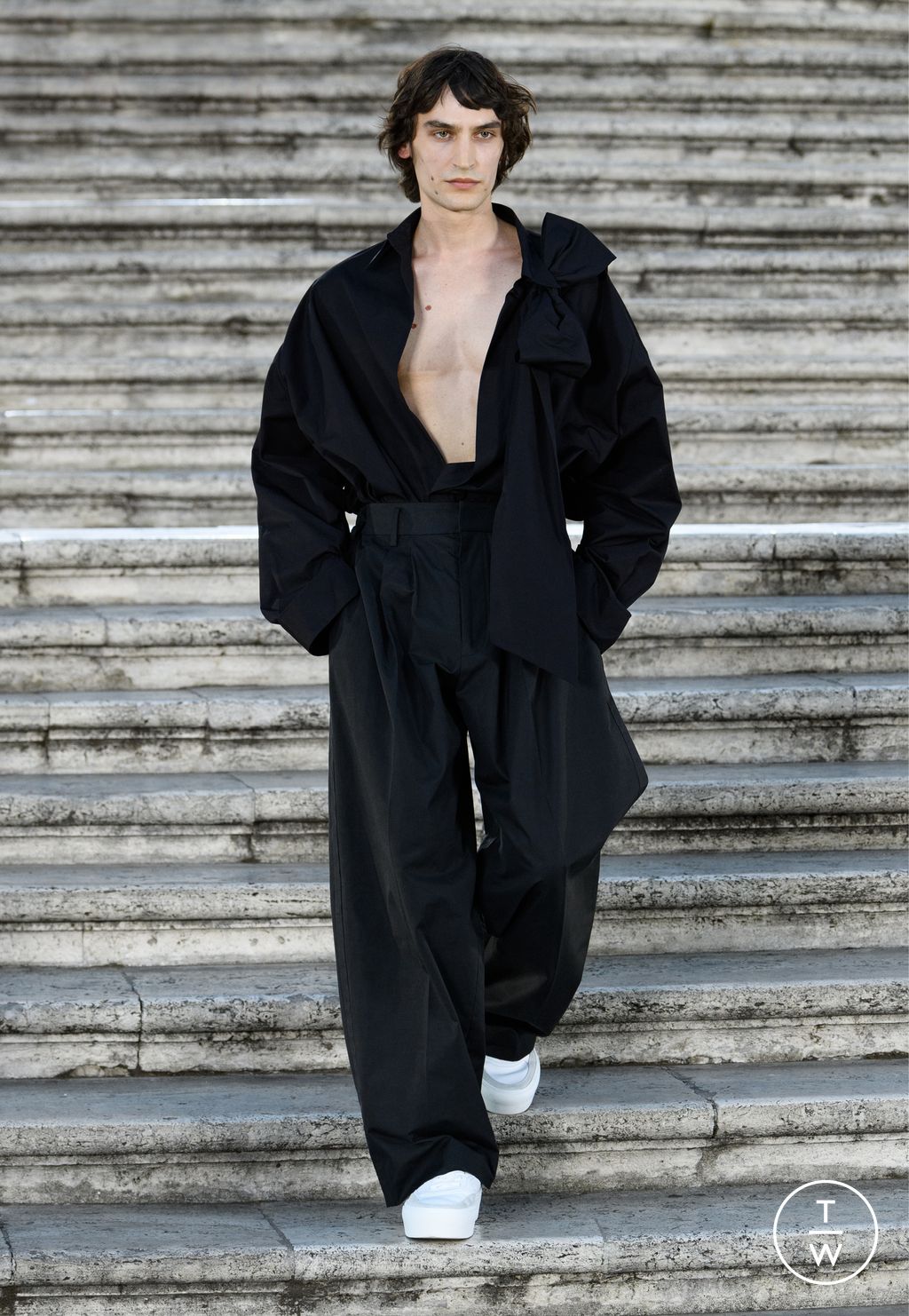 Fashion Week Paris Fall/Winter 2022 look 17 from the Valentino collection couture