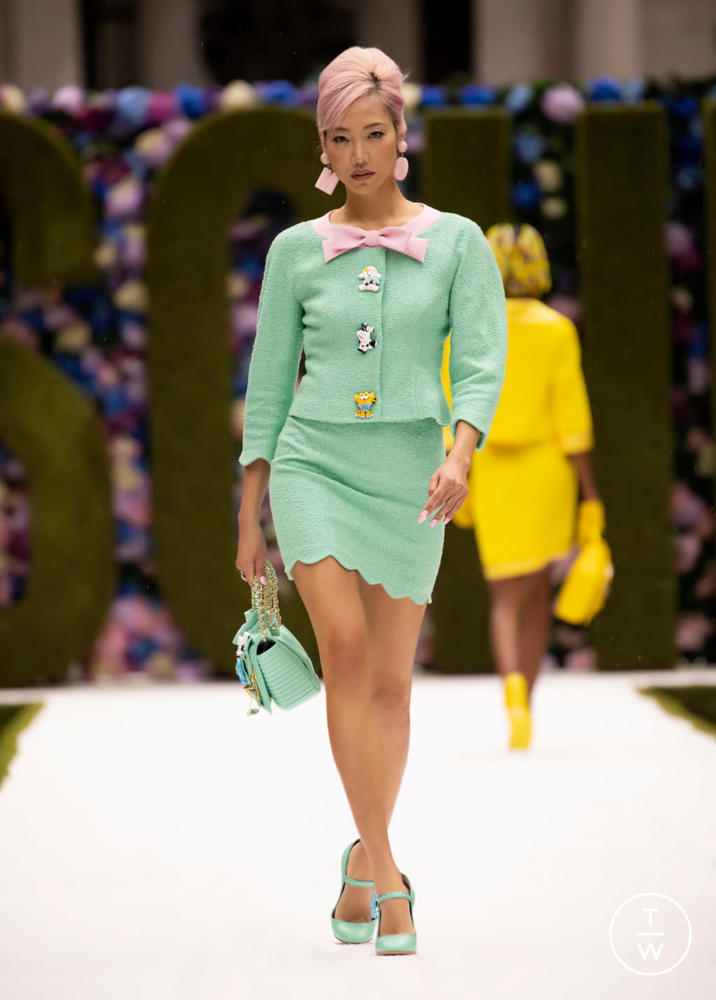 Fashion Week New York Spring/Summer 2022 look 18 de la collection Moschino womenswear
