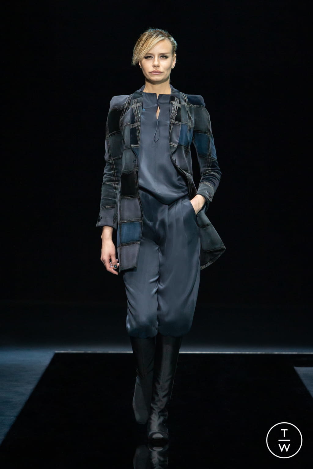 Fashion Week Milan Fall/Winter 2021 look 18 from the Giorgio Armani collection womenswear