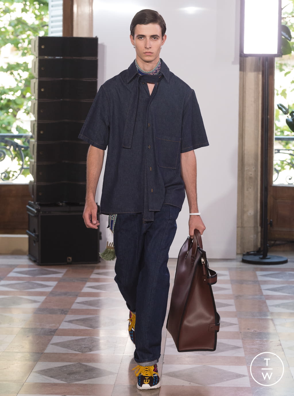 Fashion Week Paris Spring/Summer 2018 look 18 from the Valentino collection menswear