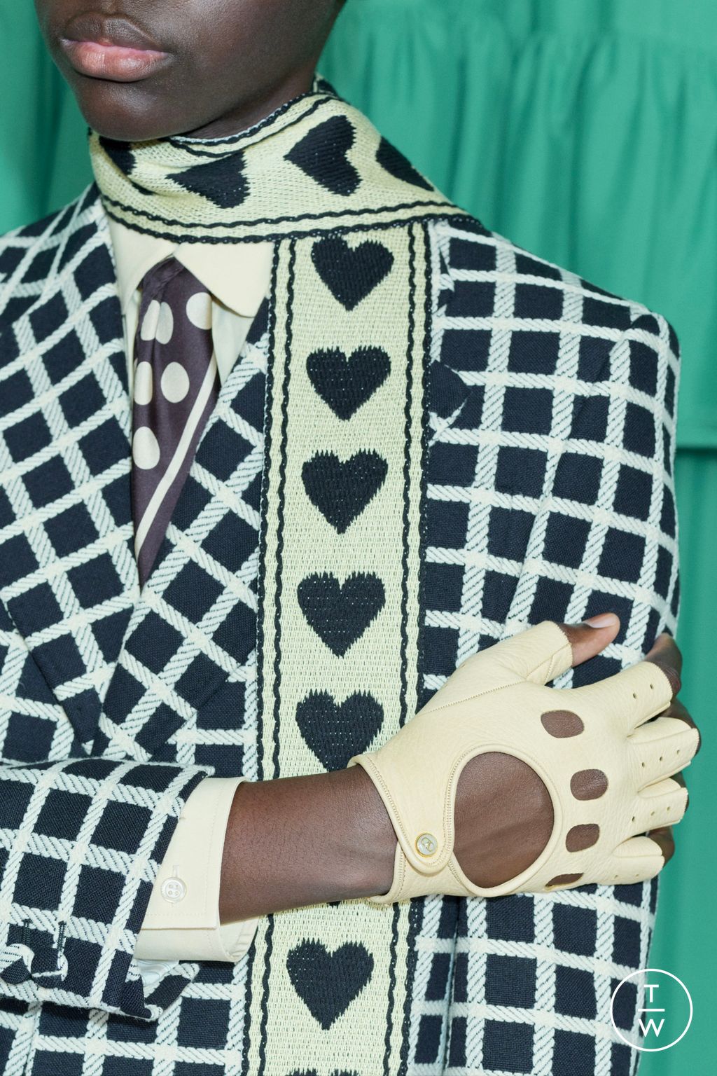 Fashion Week Paris Pre-Fall 2025 look 39 from the Valentino collection womenswear