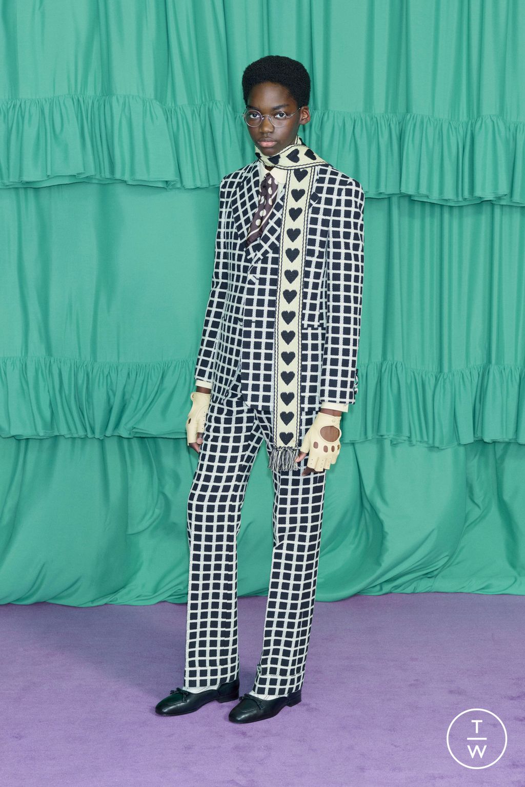 Fashion Week Paris Pre-Fall 2025 look 38 from the Valentino collection womenswear