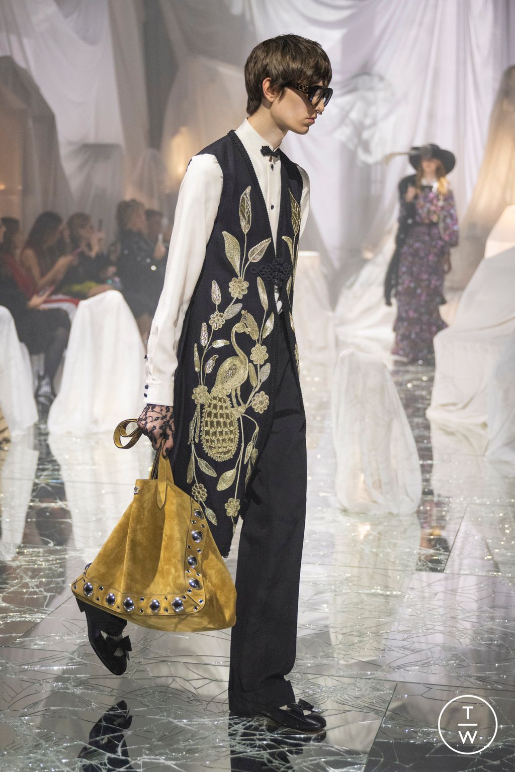 Fashion Week Paris Spring/Summer 2025 look 18 from the Valentino collection womenswear