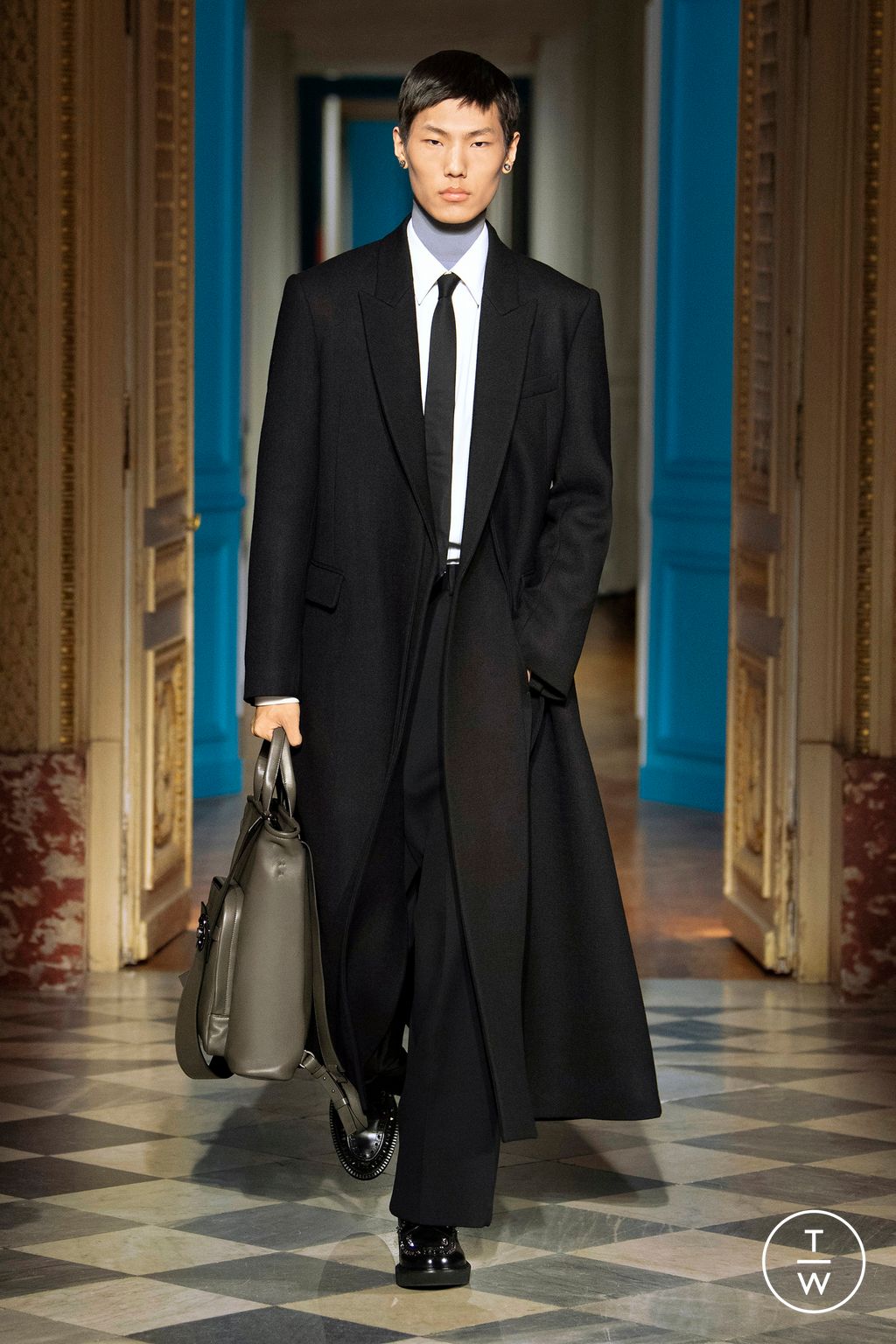 Fashion Week Paris Fall/Winter 2024 look 18 from the Valentino collection 男装