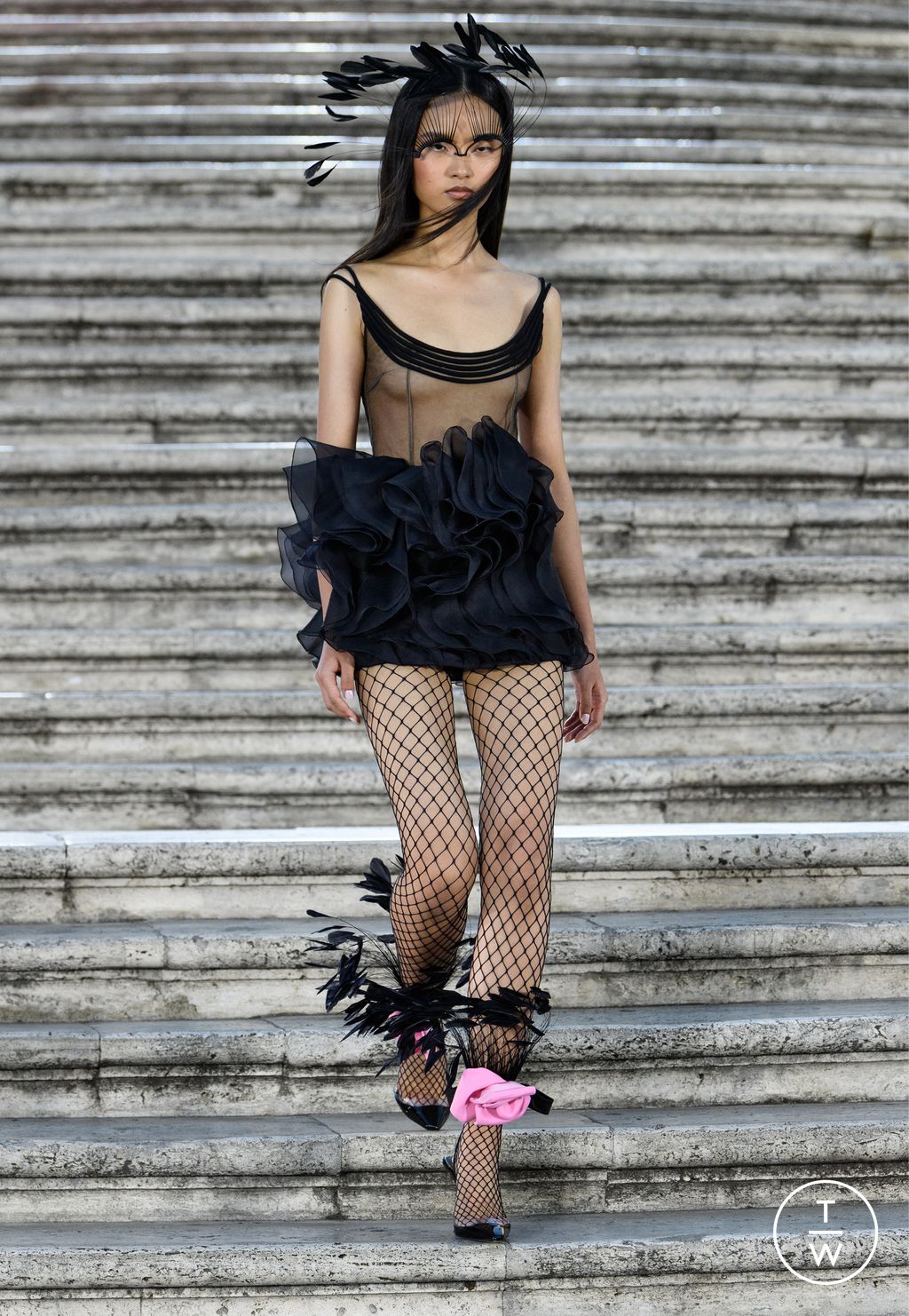 Fashion Week Paris Fall/Winter 2022 look 18 de la collection Valentino couture