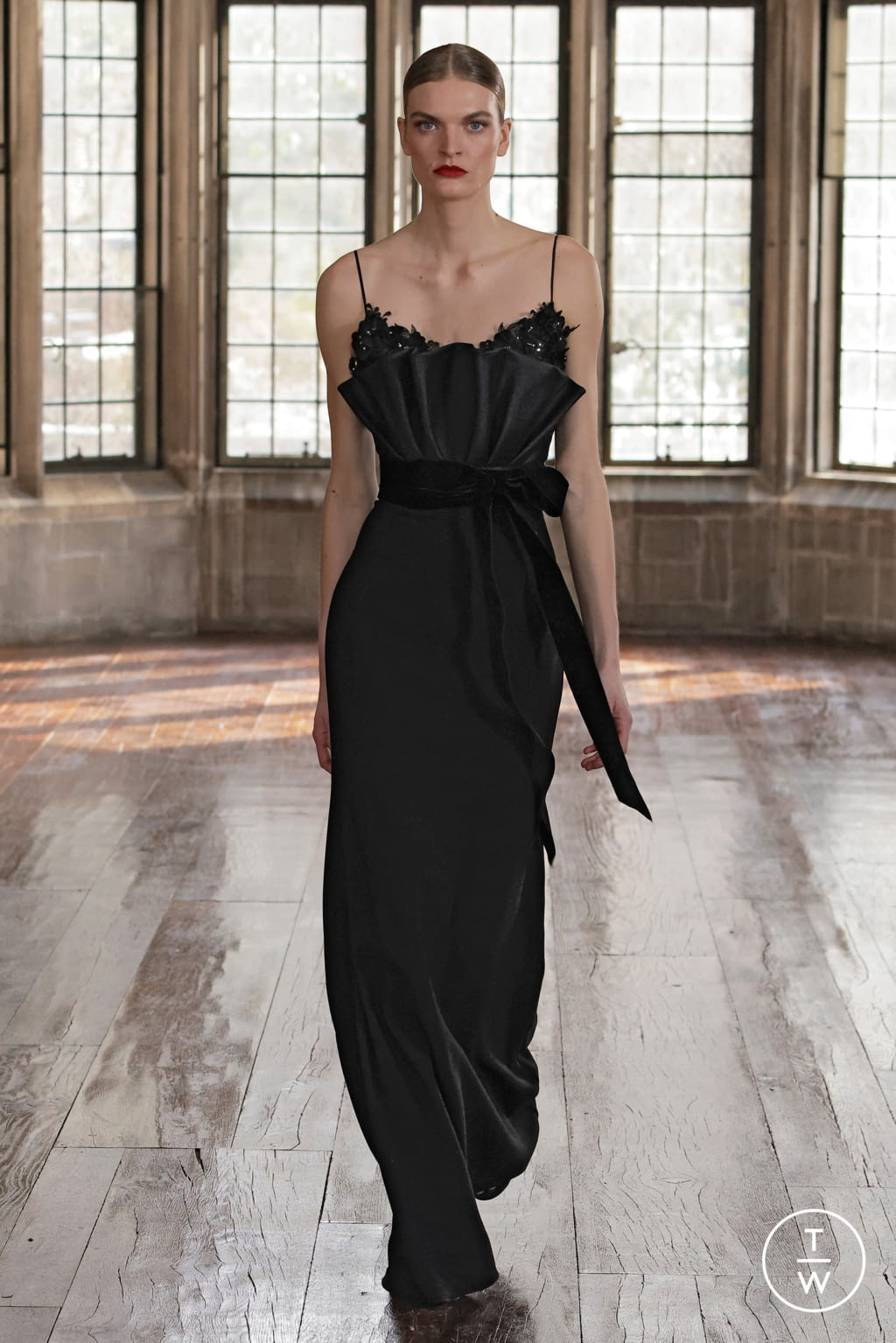 Fashion Week New York Fall/Winter 2022 look 19 from the Badgley Mischka collection womenswear