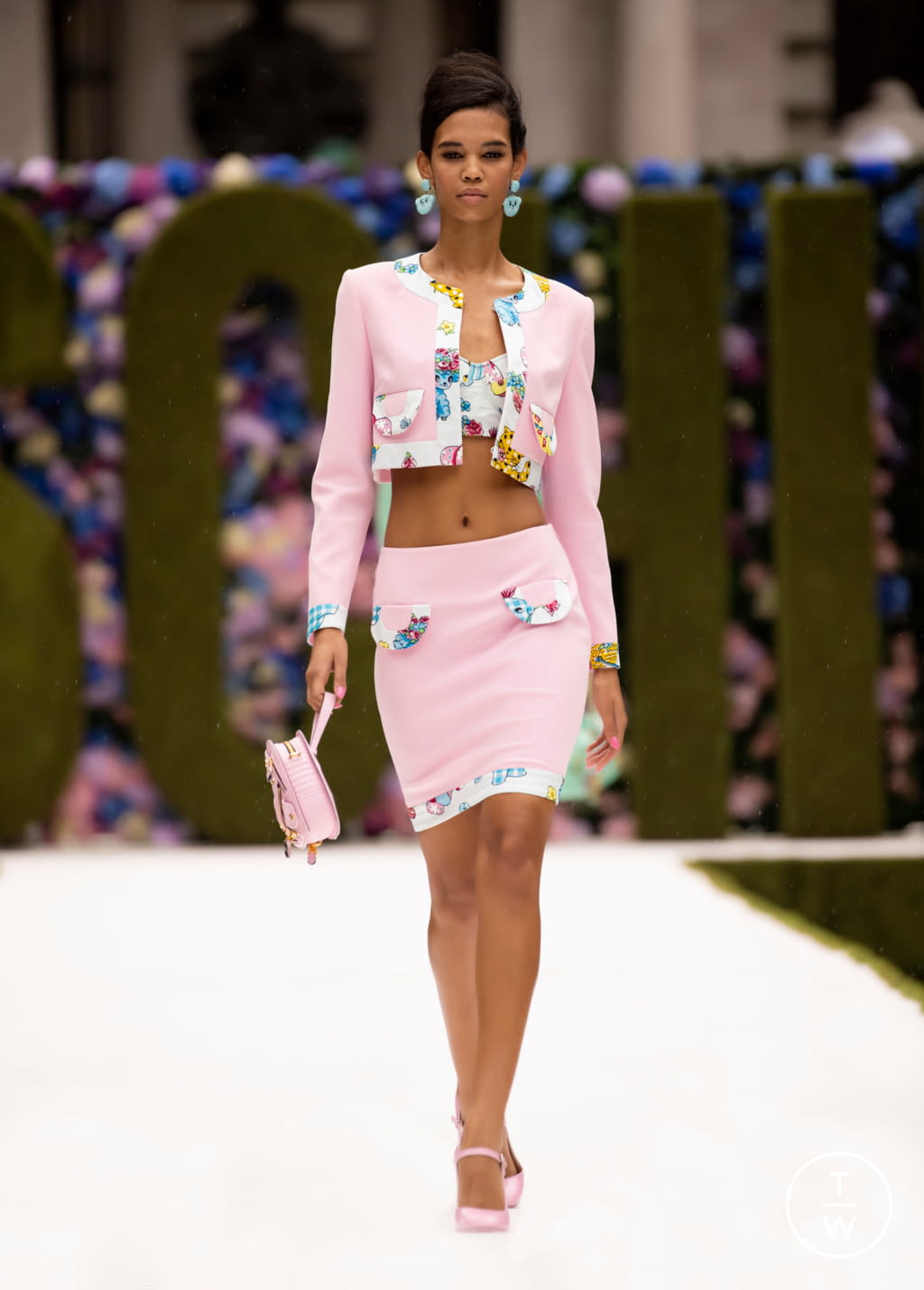 Fashion Week New York Spring/Summer 2022 look 19 de la collection Moschino womenswear
