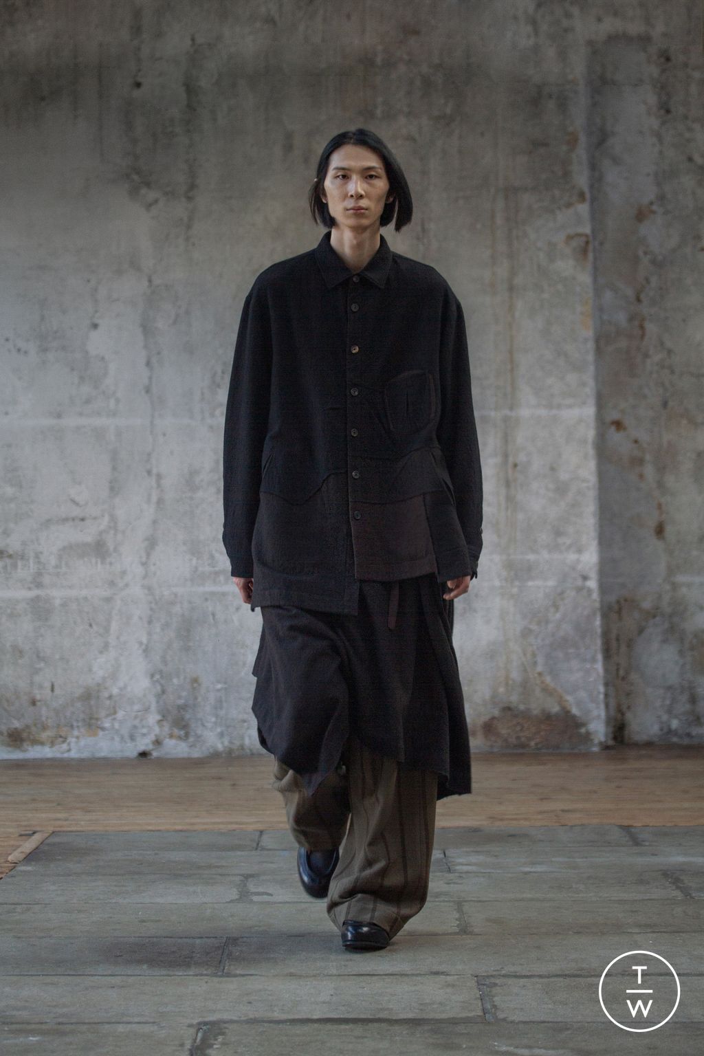 Fashion Week Paris Fall/Winter 2023 look 19 from the Ziggy Chen collection menswear