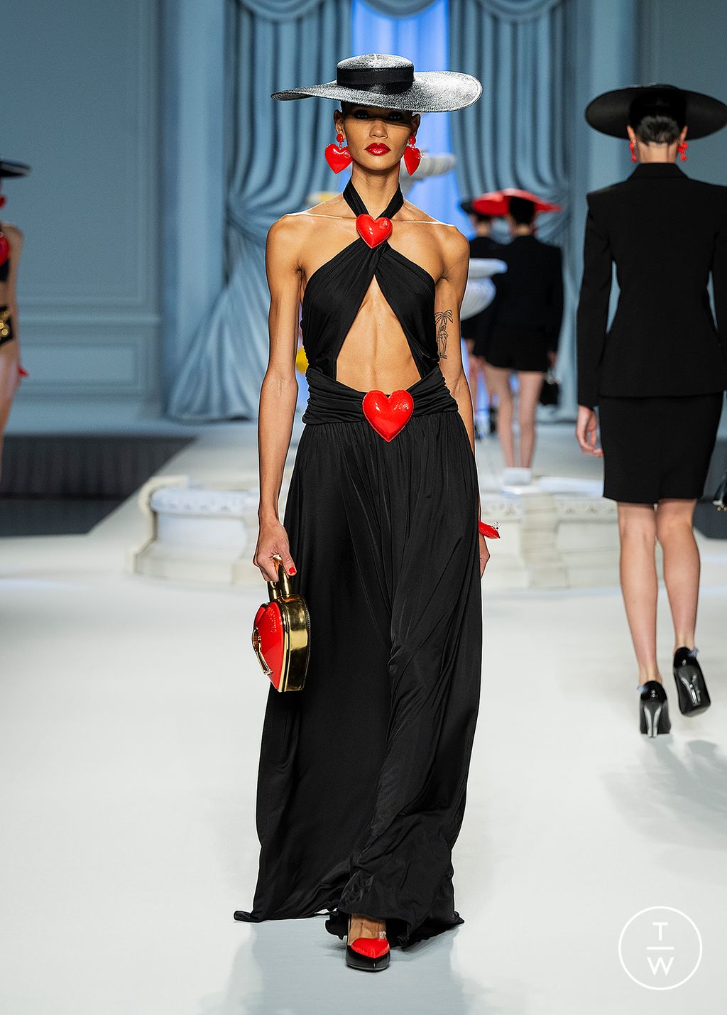 Fashion Week Milan Spring/Summer 2023 look 19 from the Moschino collection womenswear