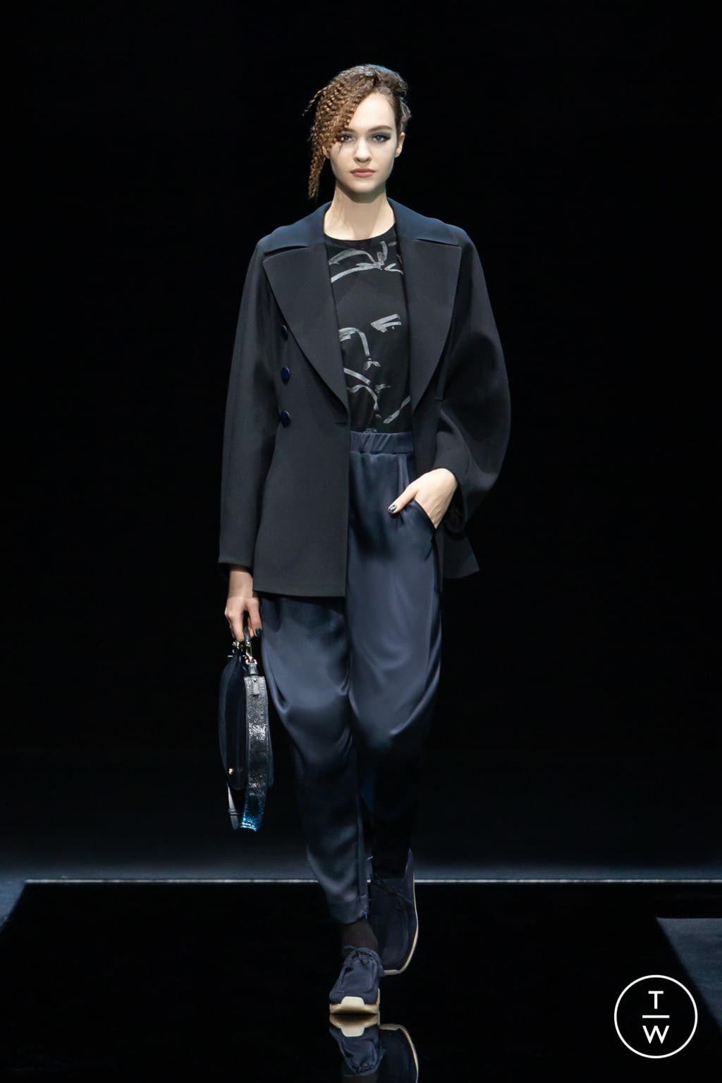 Fashion Week Milan Fall/Winter 2021 look 19 from the Giorgio Armani collection 女装