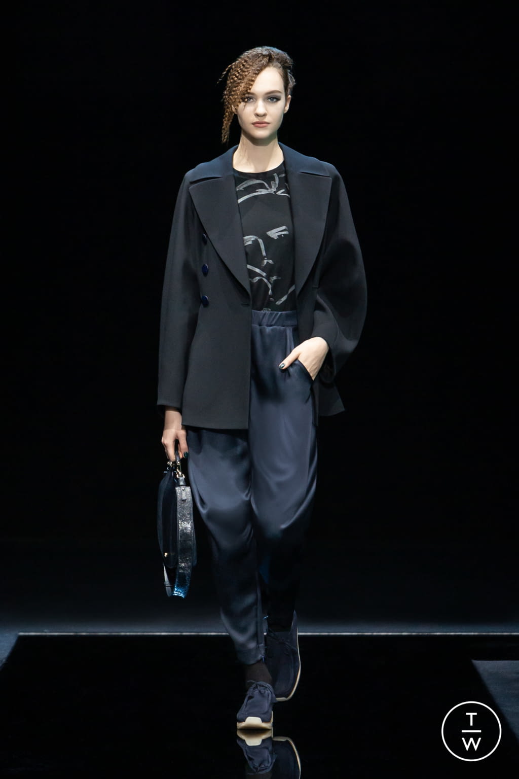 Fashion Week Milan Fall/Winter 2021 look 19 from the Giorgio Armani collection womenswear