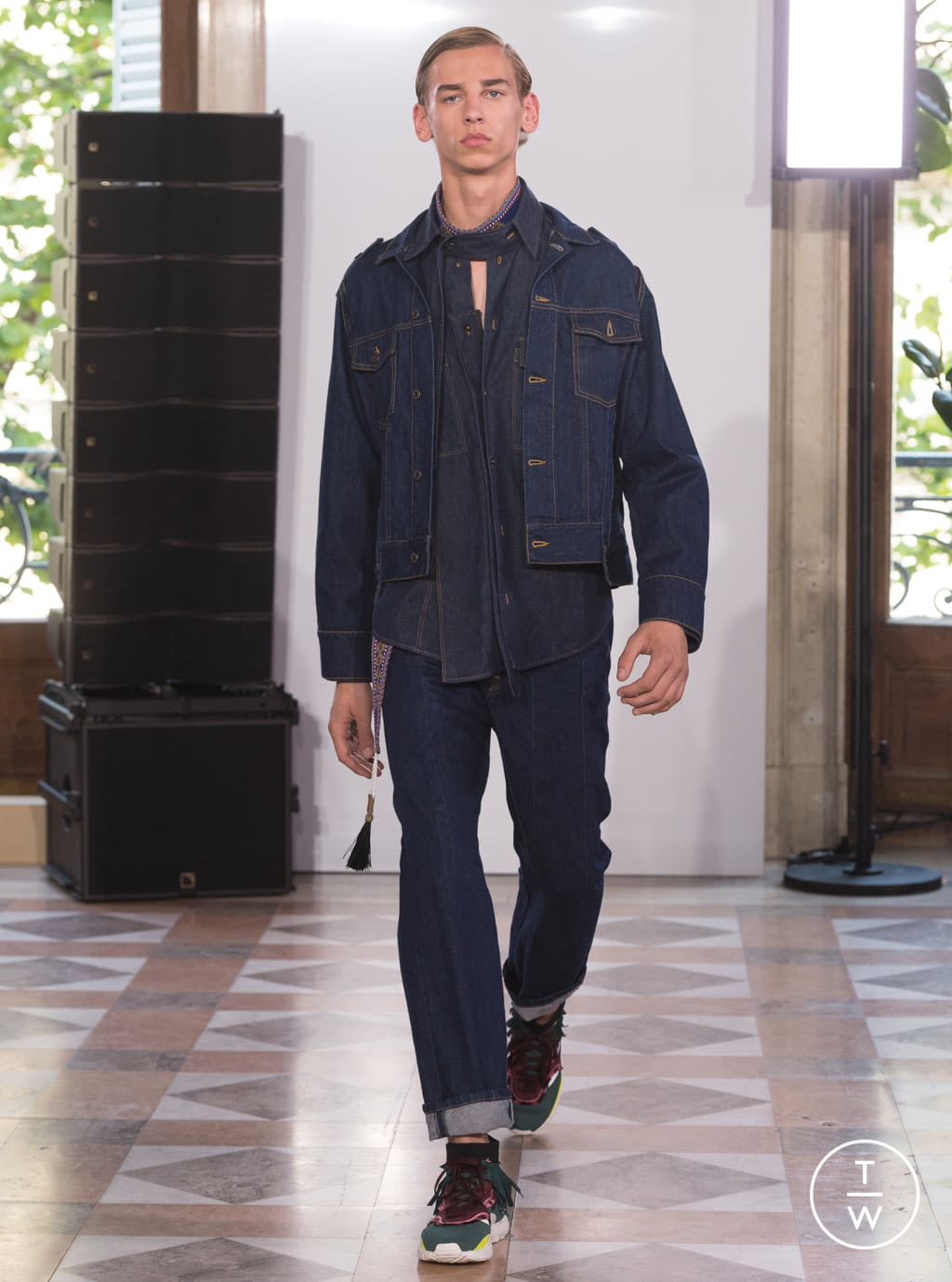 Fashion Week Paris Spring/Summer 2018 look 19 from the Valentino collection menswear