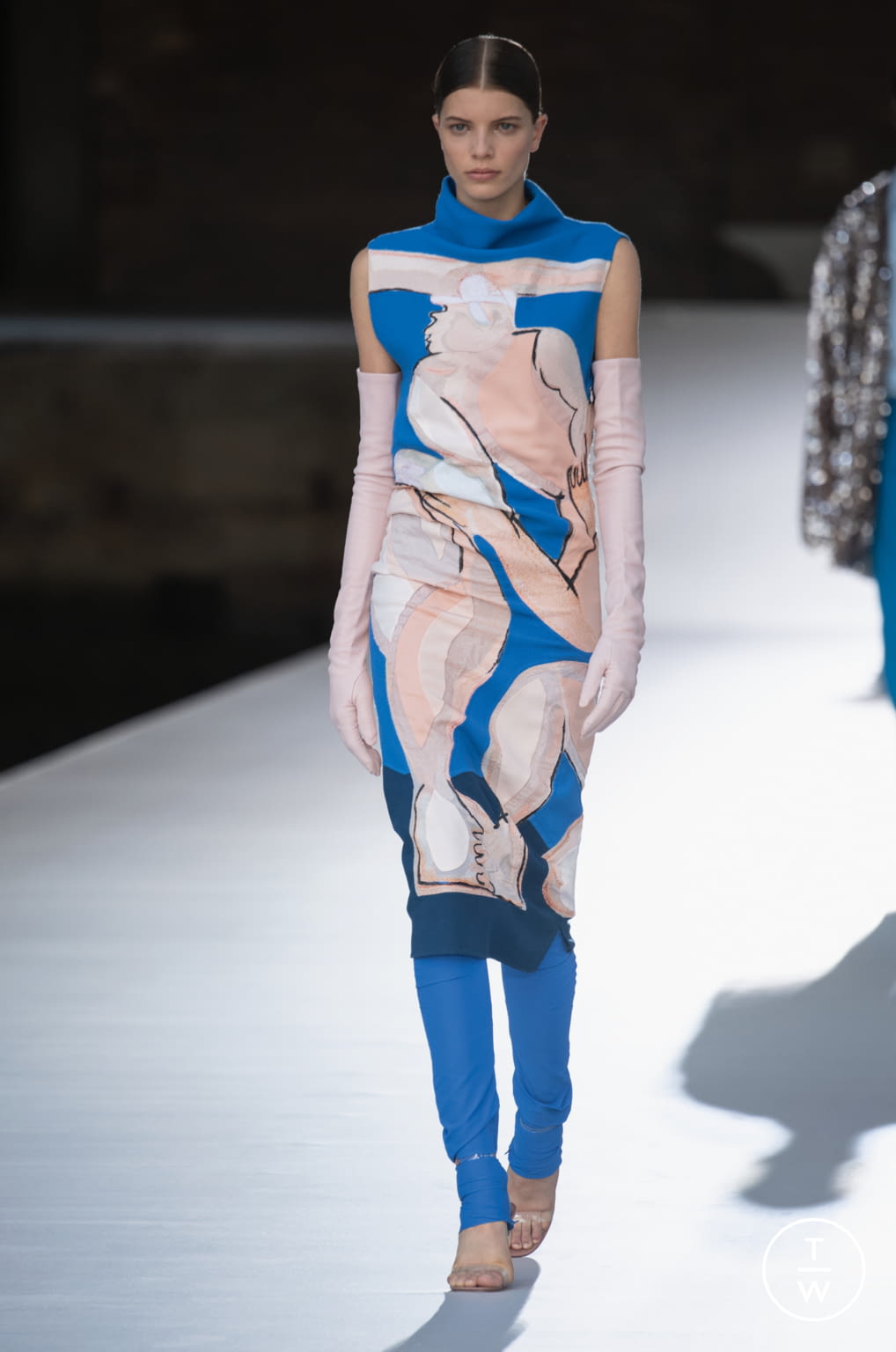 Fashion Week Paris Fall/Winter 2021 look 19 from the Valentino collection 高级定制