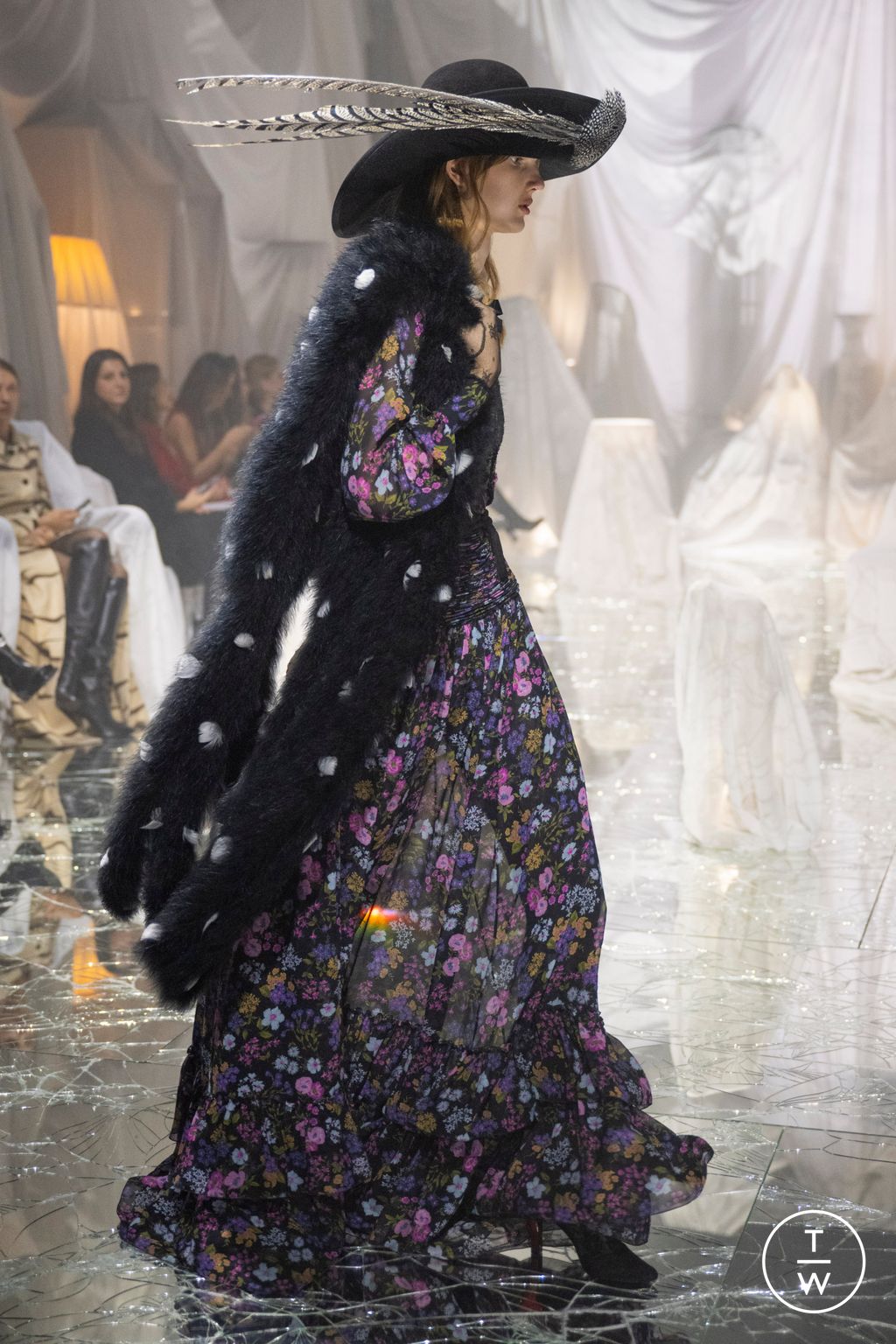 Fashion Week Paris Spring/Summer 2025 look 19 from the Valentino collection womenswear