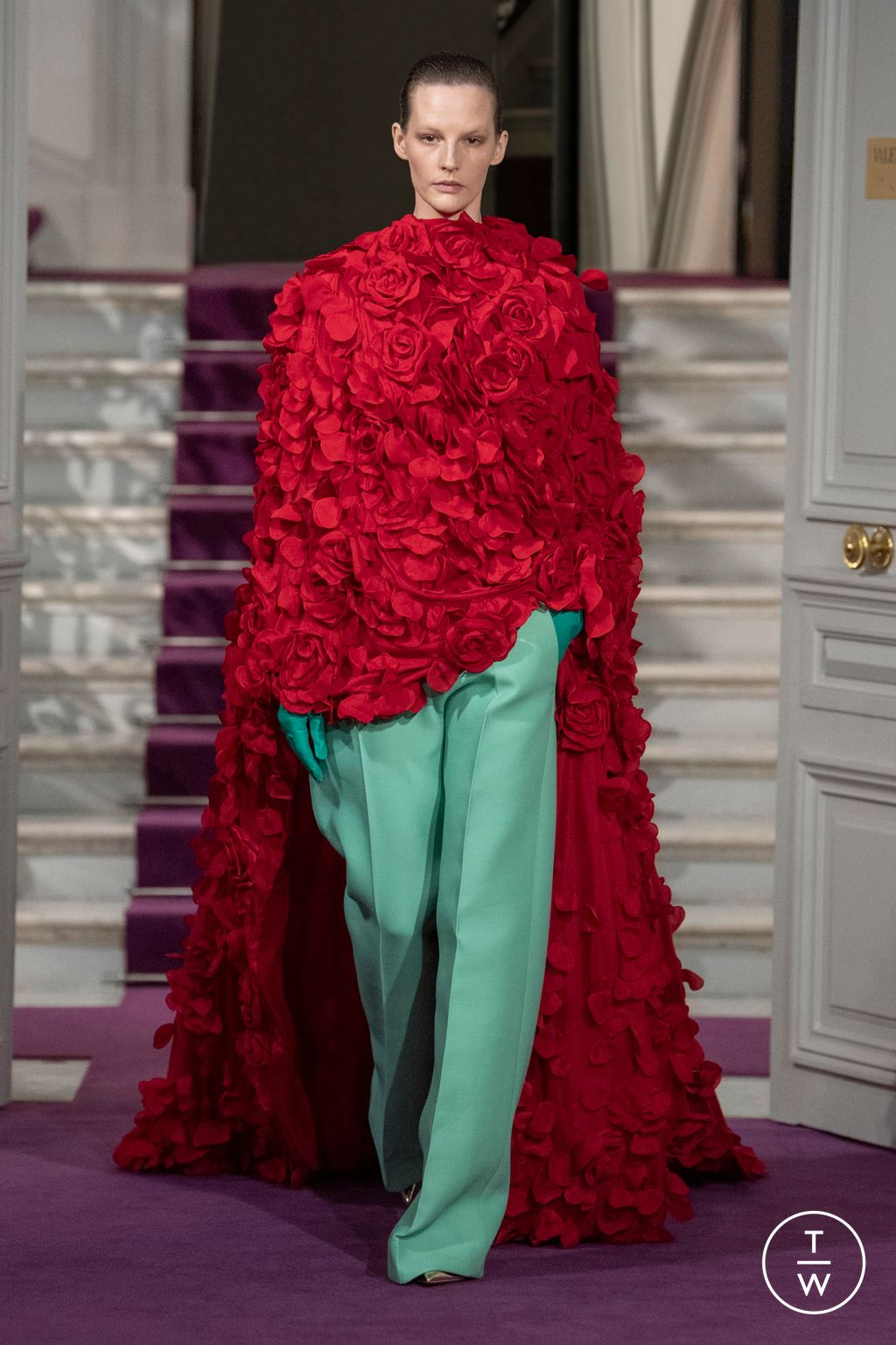 Fashion Week Paris Spring/Summer 2024 look 19 from the Valentino collection 高级定制