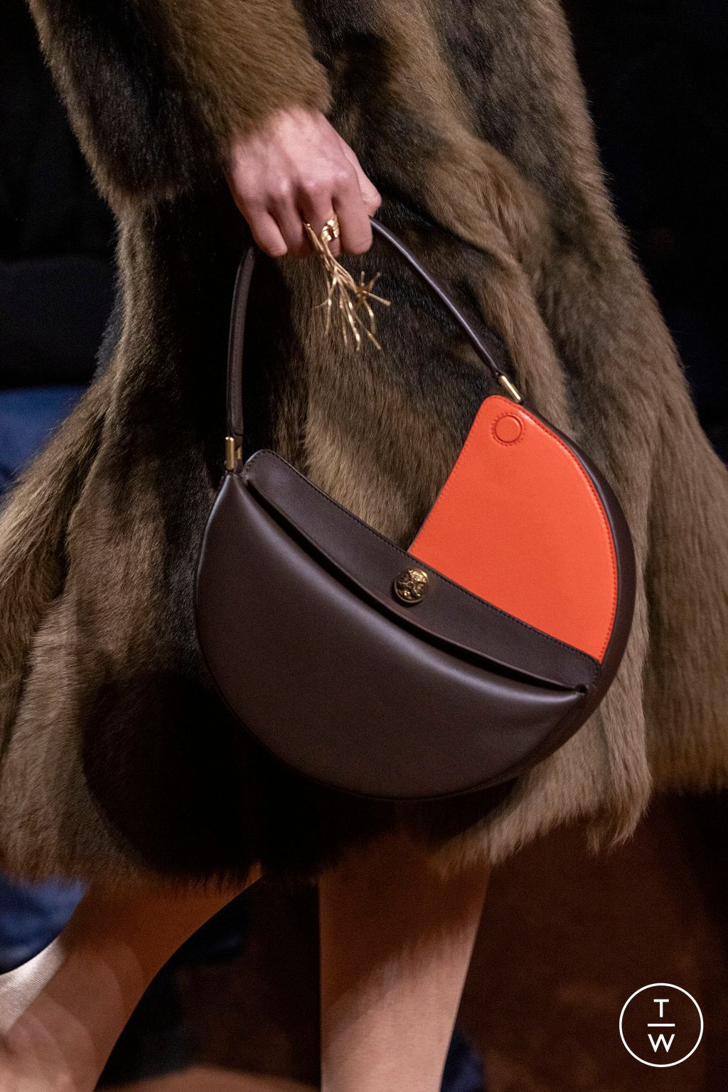 Fashion Week Milan Fall/Winter 2025 look 1 from the Fendi collection 女装配饰