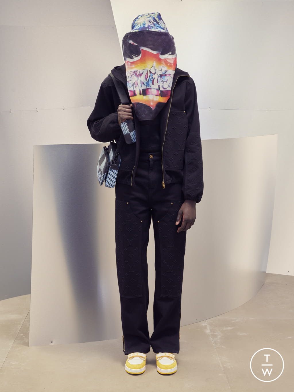 Fashion Week Paris Pre-Fall 2022 look 2 from the Louis Vuitton collection menswear
