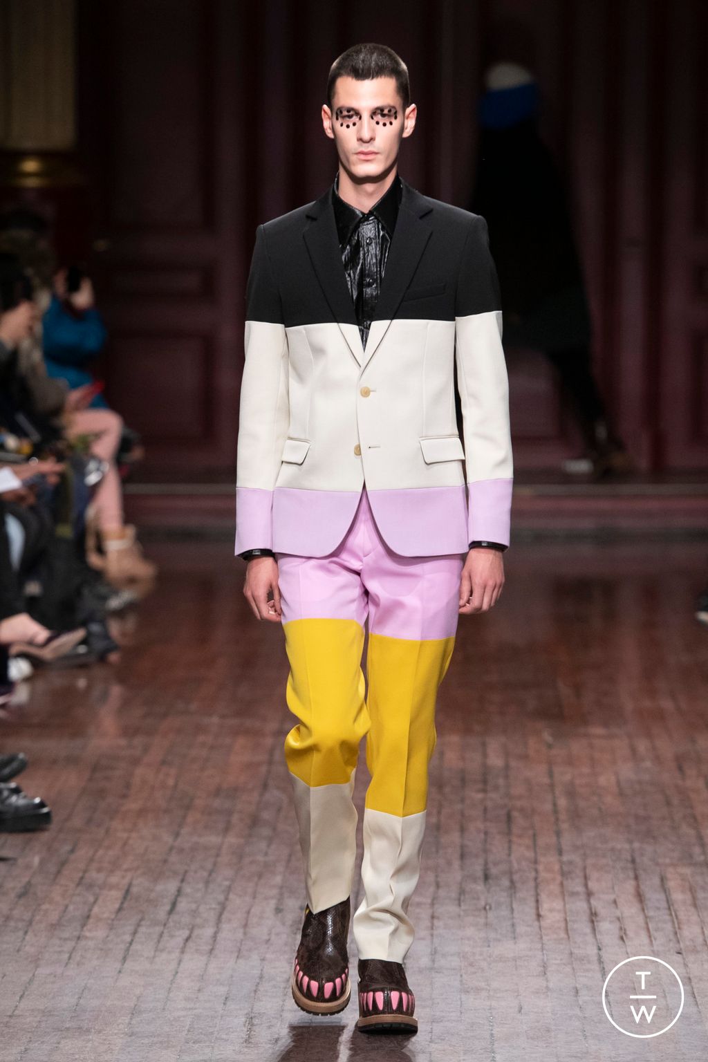 Fashion Week Paris Fall/Winter 2023 look 33 from the Walter Van Beirendonck collection menswear