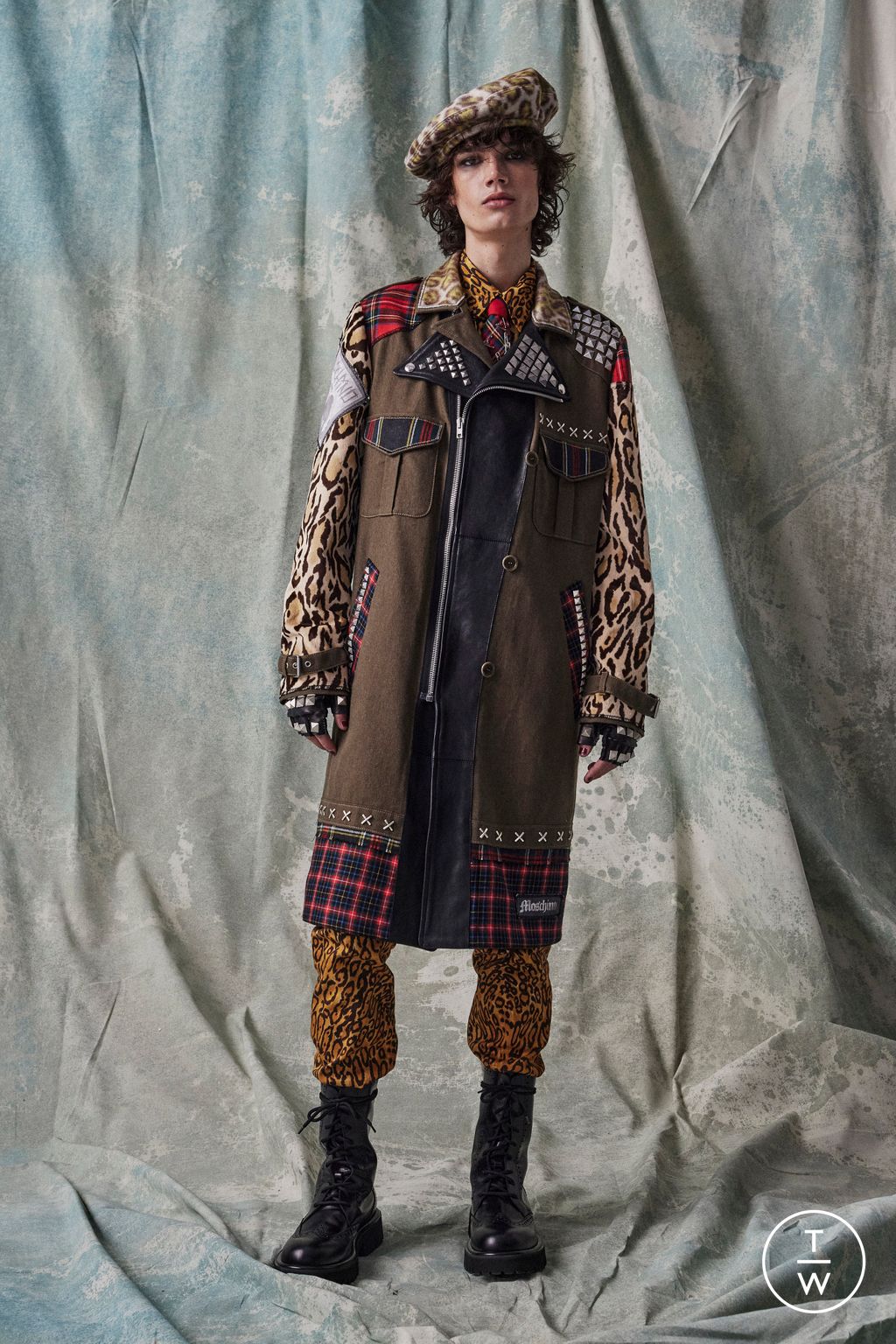 Fashion Week Milan Pre-Fall 2023 look 1 from the Moschino collection menswear