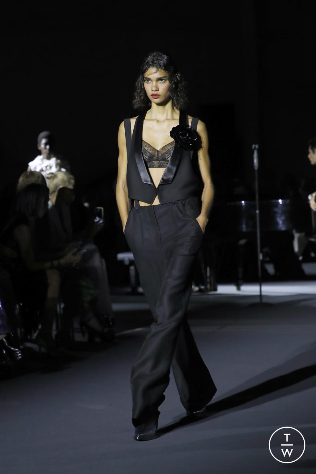 Fashion Week Milan Fall/Winter 2022 look 2 de la collection Philosophy di Lorenzo Serafini womenswear
