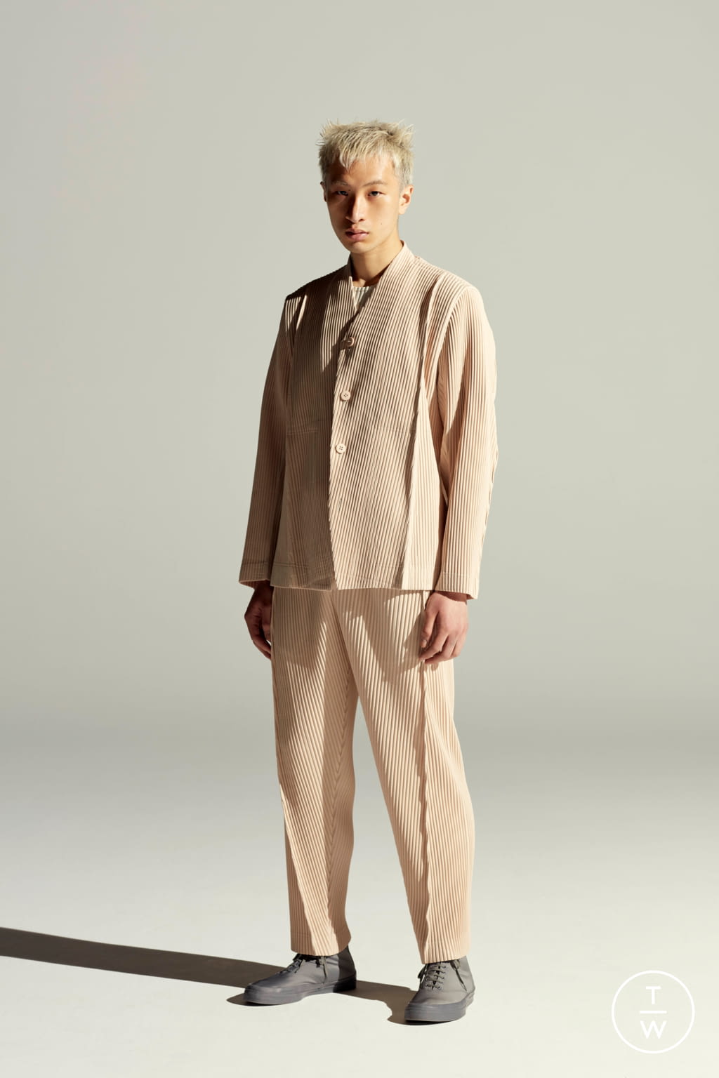 Fashion Week Paris Spring/Summer 2022 look 2 from the HOMME PLISSÉ ISSEY MIYAKE collection menswear