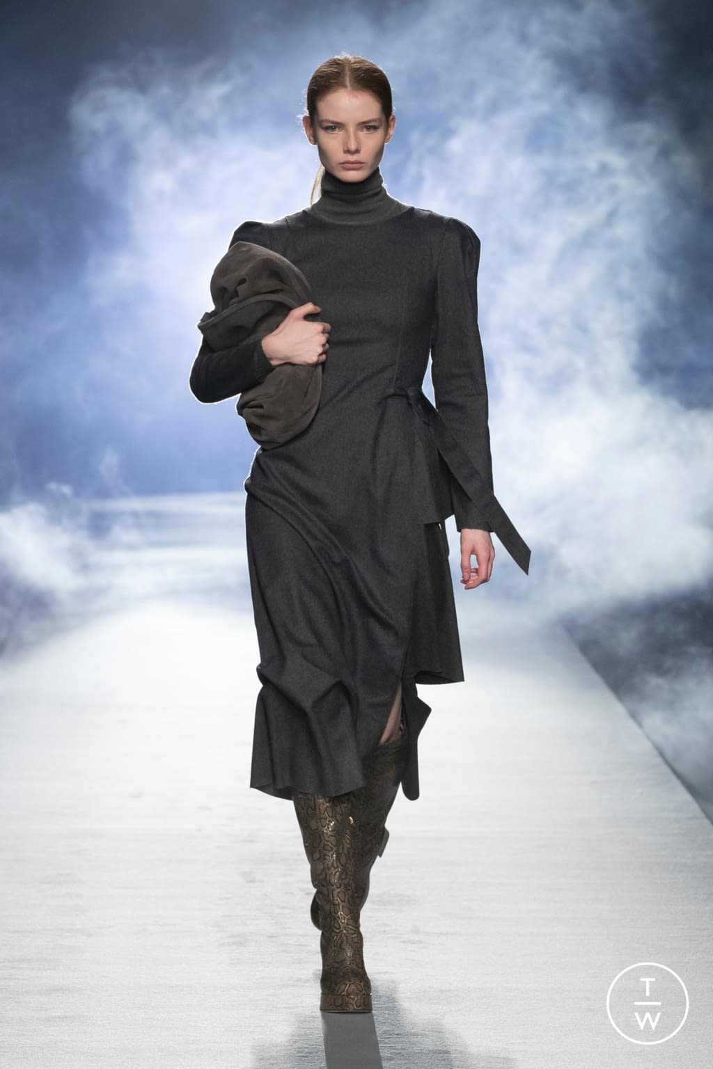 Fashion Week Milan Fall/Winter 2021 look 2 de la collection Alberta Ferretti womenswear
