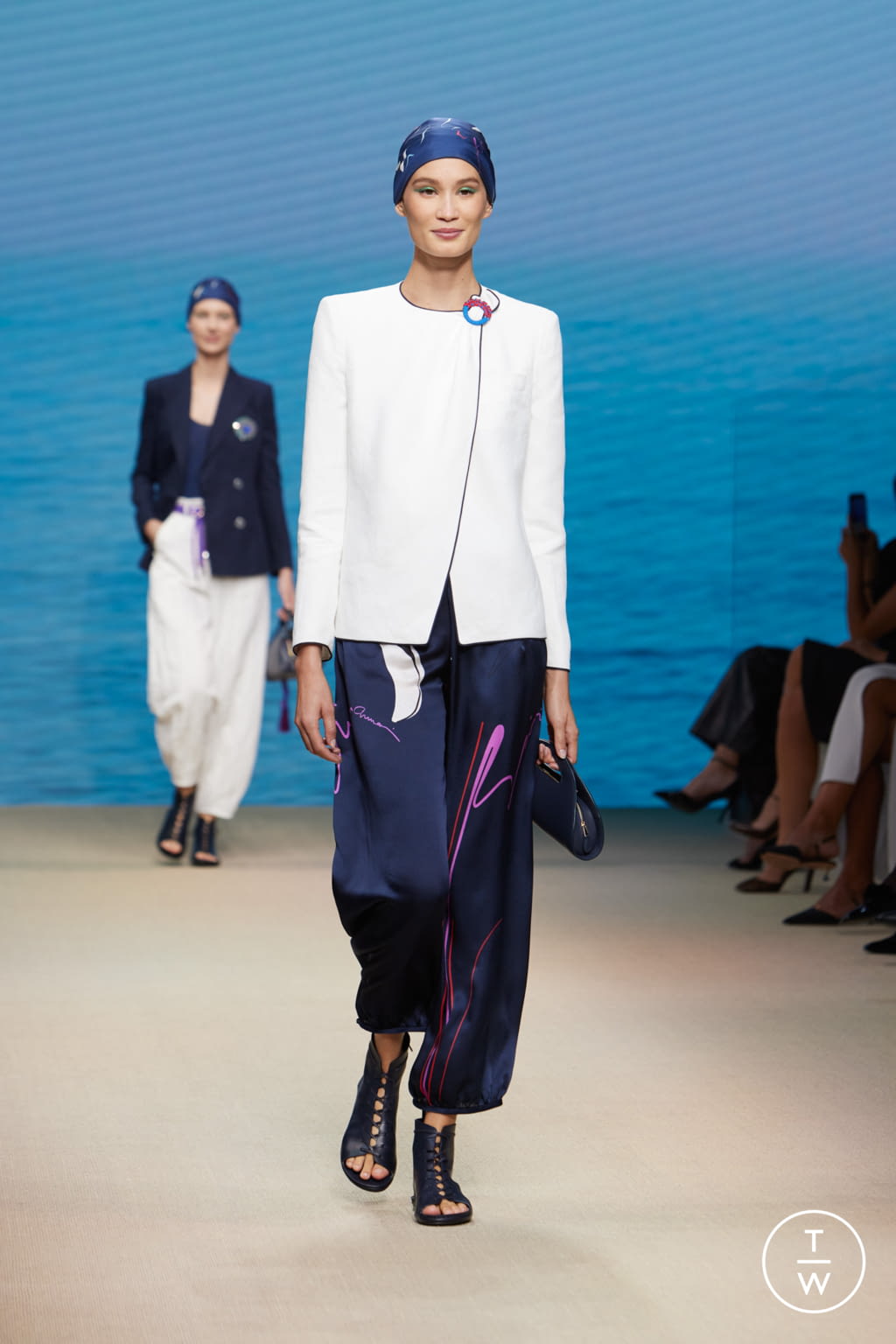Fashion Week Milan Spring/Summer 2022 look 2 from the Giorgio Armani collection 女装