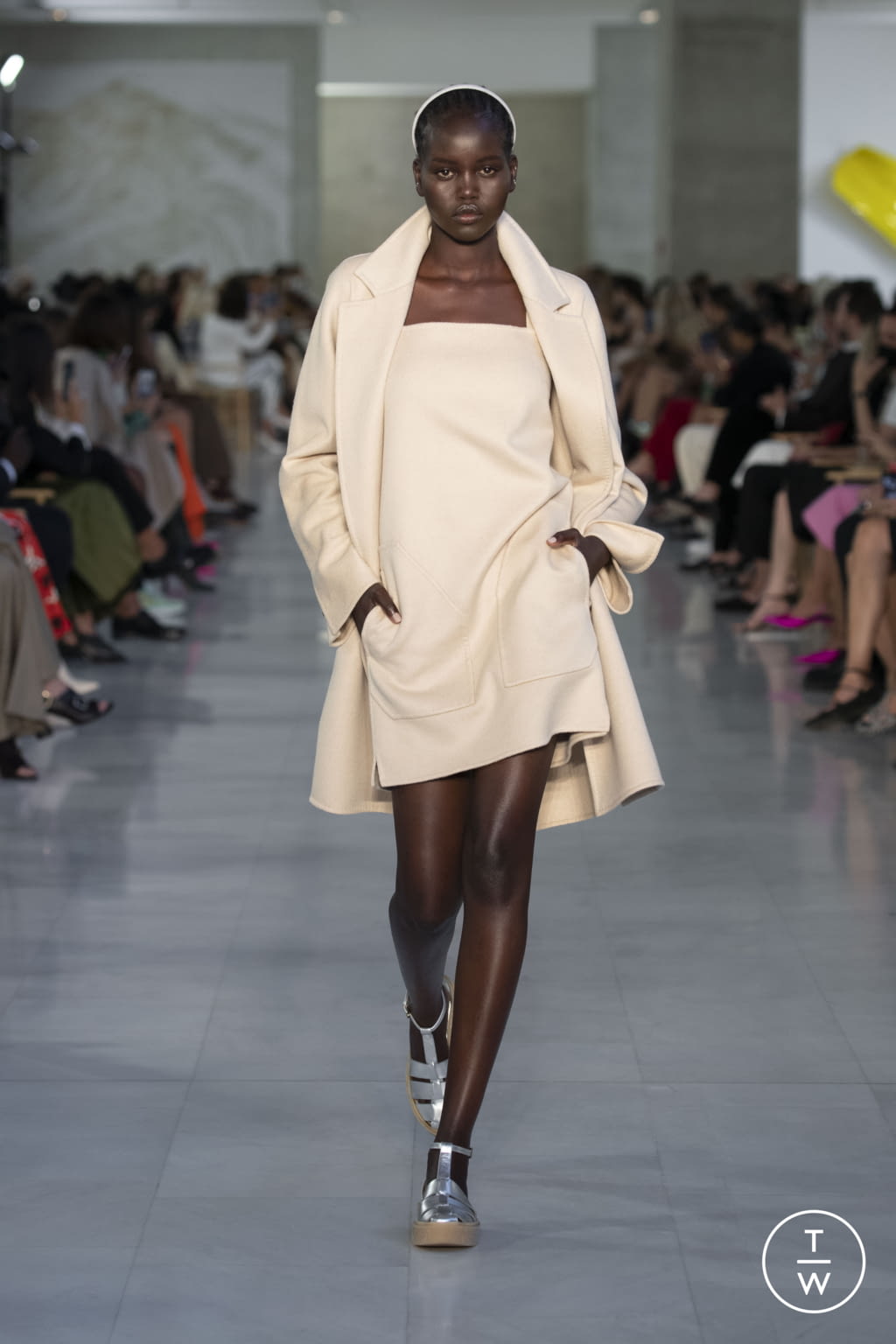 Fashion Week Milan Spring/Summer 2022 look 2 de la collection Max Mara womenswear