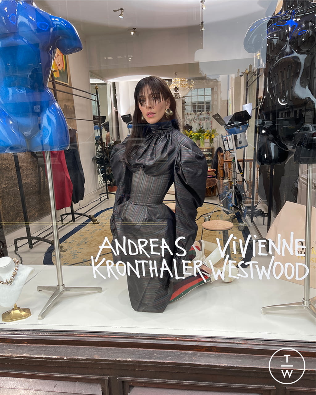 Fashion Week Paris Fall/Winter 2021 look 2 de la collection Andreas Kronthaler for Vivienne Westwood womenswear
