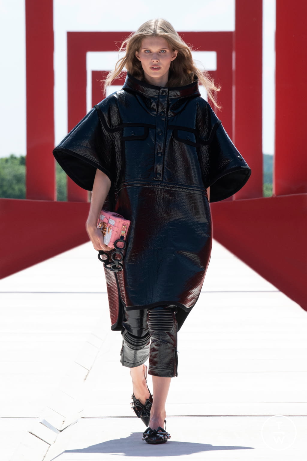 Fashion Week Paris Resort 2022 look 2 de la collection Louis Vuitton womenswear