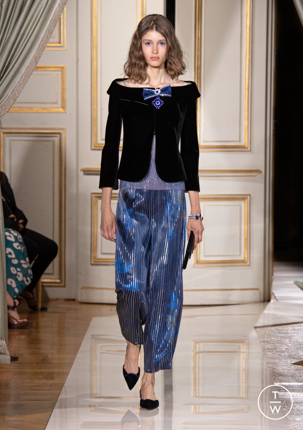 Fashion Week Paris Fall/Winter 2021 look 2 de la collection Giorgio Armani Privé couture