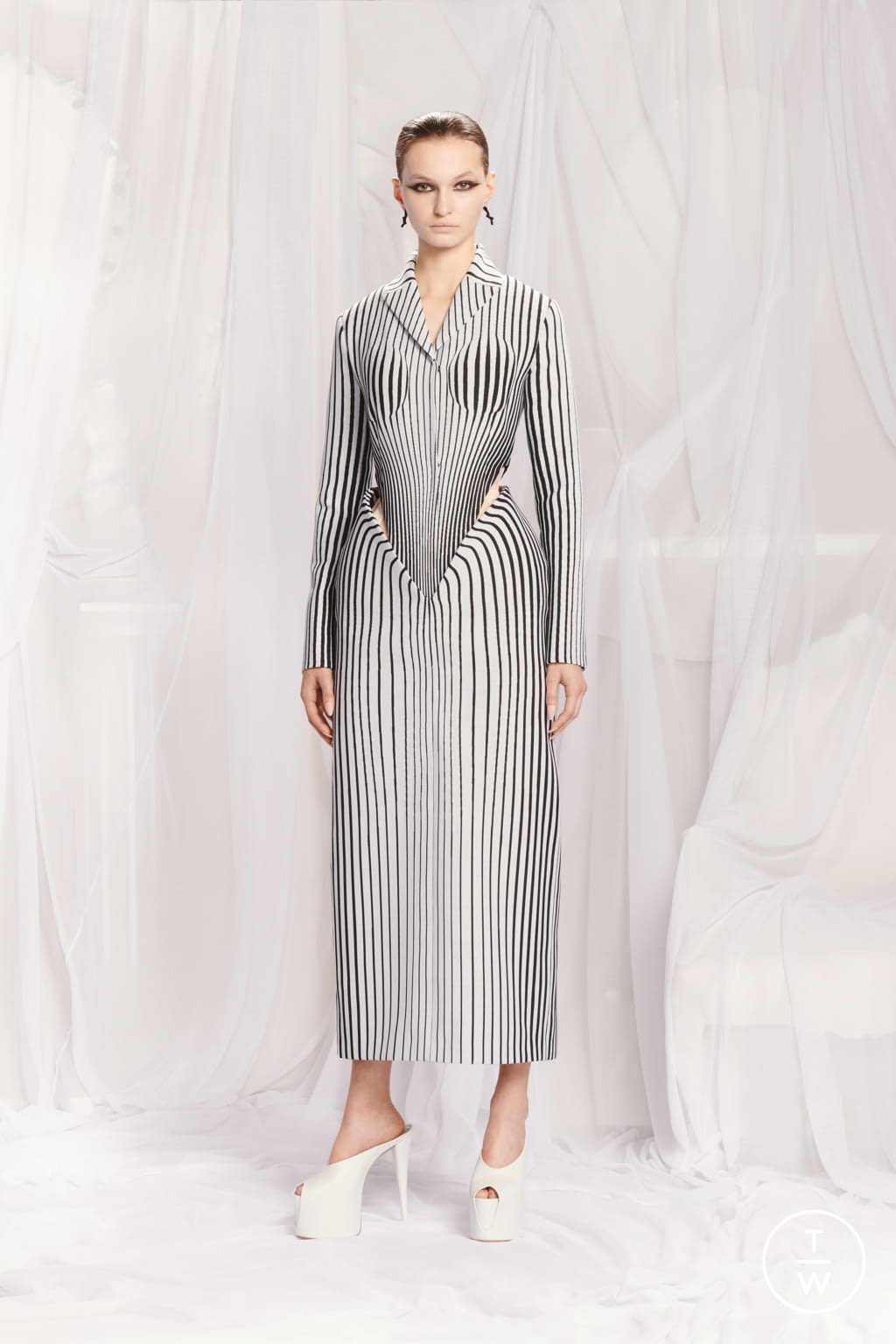Fashion Week Paris Spring/Summer 2022 look 2 de la collection Jean Paul Gaultier couture