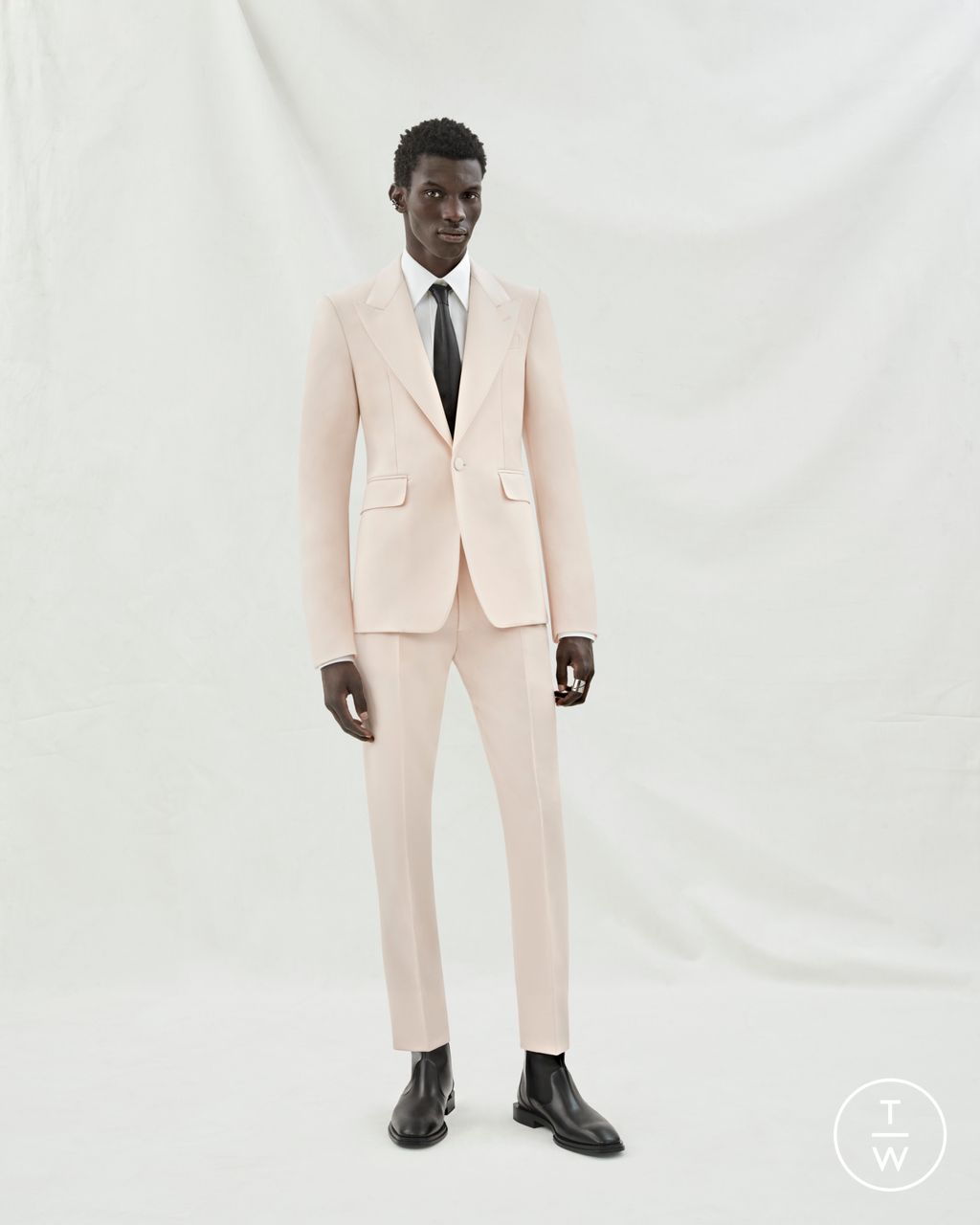 Fashion Week Paris Resort 2024 look 2 from the Alexander McQueen collection 男装