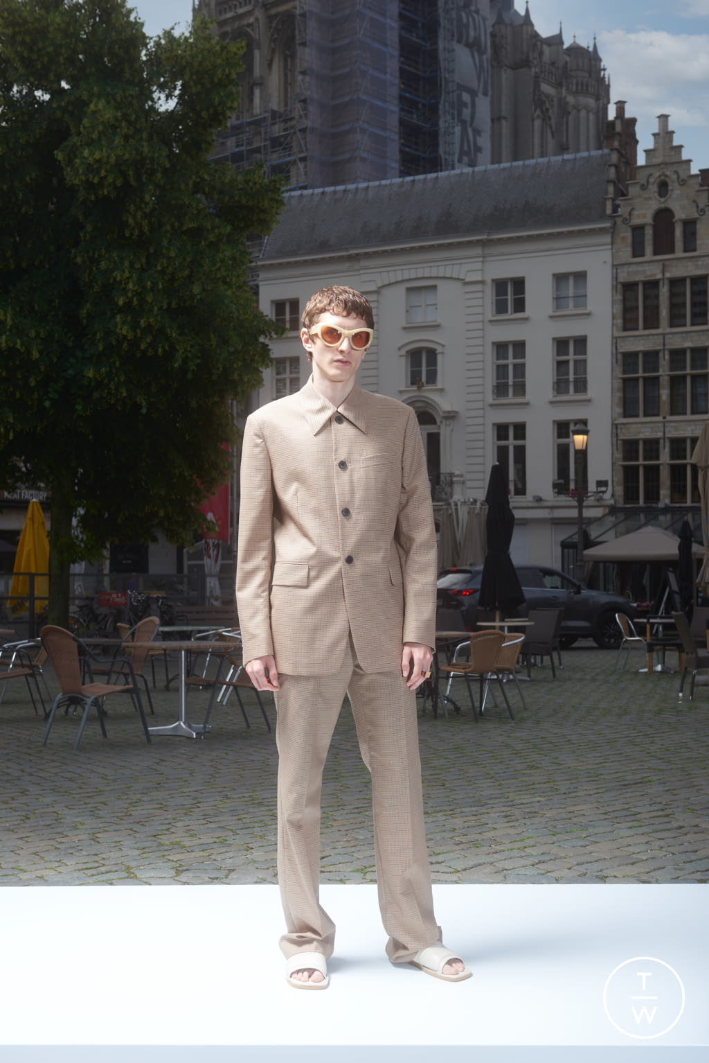 Fashion Week Paris Spring/Summer 2022 look 2 from the Dries Van Noten collection 男装