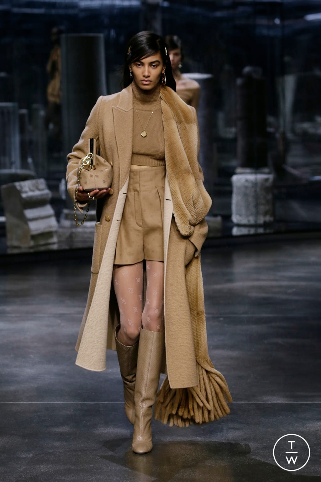 Fashion Week Milan Fall/Winter 2021 look 2 from the Fendi collection 女装