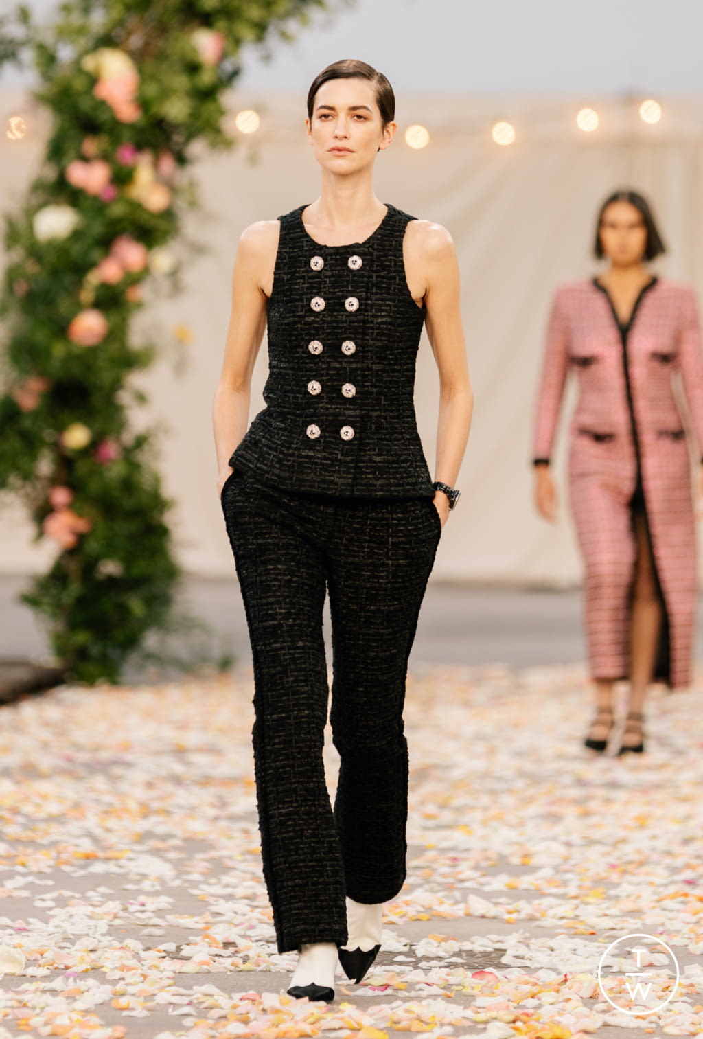 Fashion Week Paris Spring/Summer 2021 look 2 from the Chanel collection 高级定制