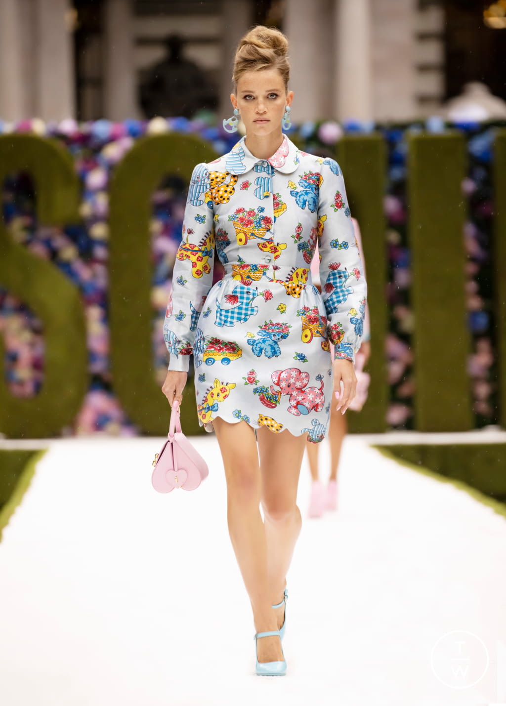 Fashion Week New York Spring/Summer 2022 look 20 from the Moschino collection womenswear