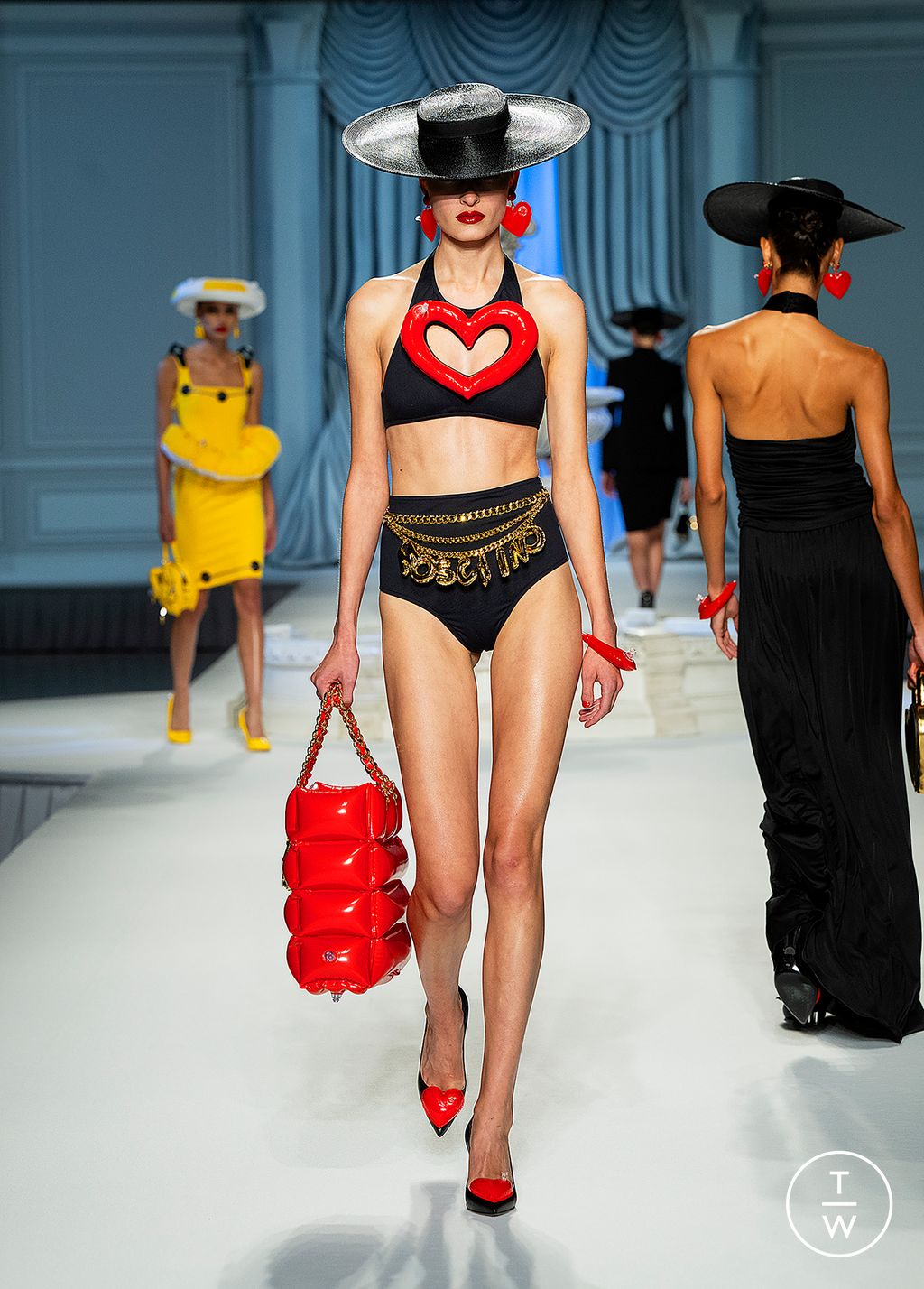 Fashion Week Milan Spring/Summer 2023 look 20 from the Moschino collection womenswear