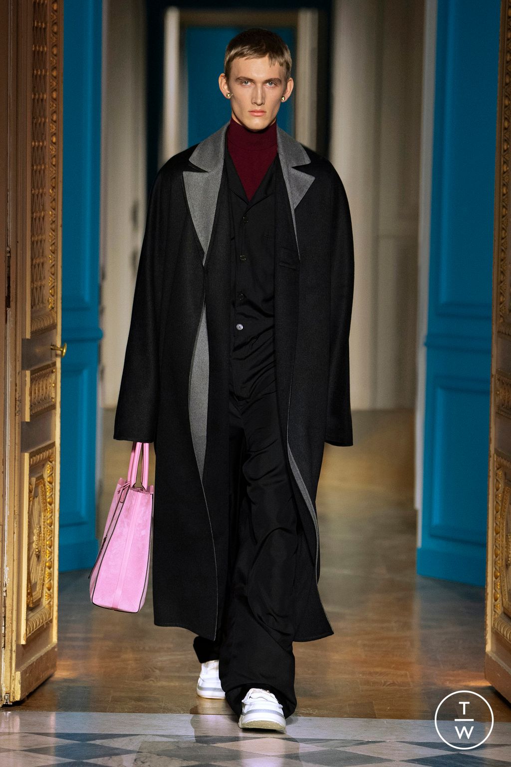Fashion Week Paris Fall/Winter 2024 look 20 from the Valentino collection menswear
