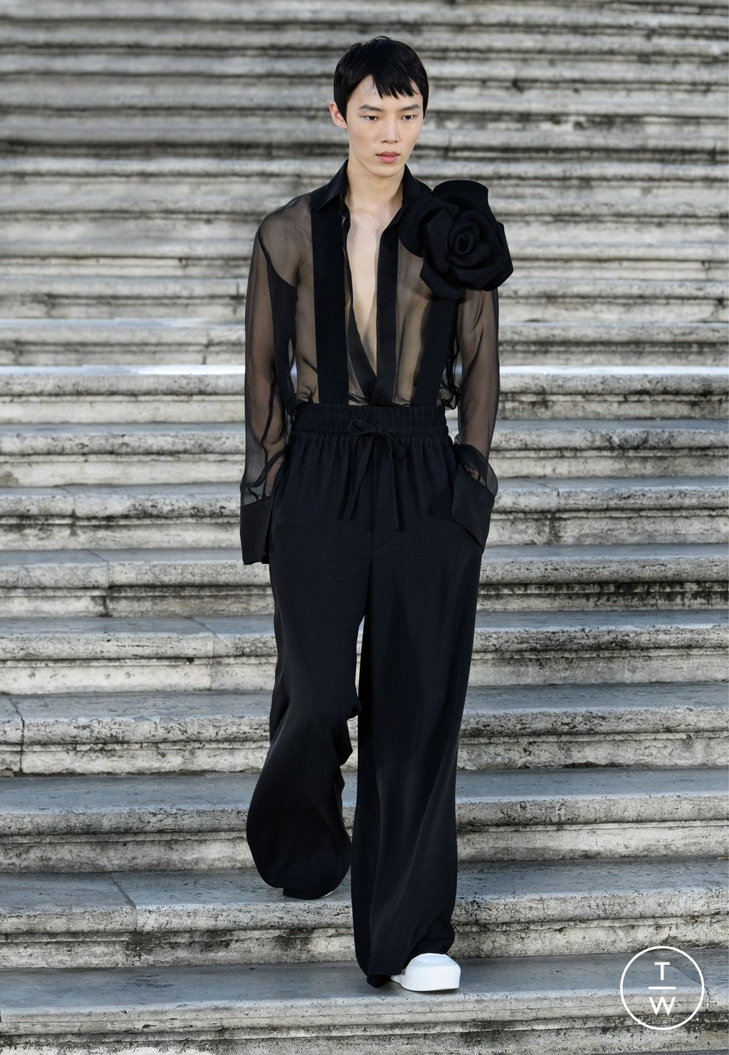 Fashion Week Paris Fall/Winter 2022 look 20 from the Valentino collection couture