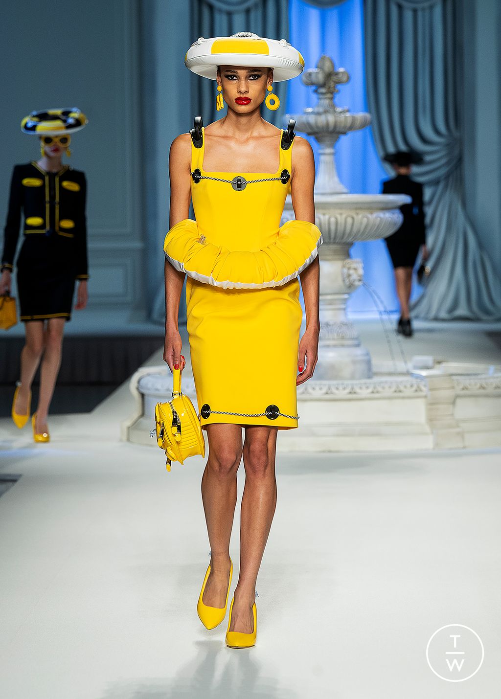 Fashion Week Milan Spring/Summer 2023 look 21 from the Moschino collection womenswear