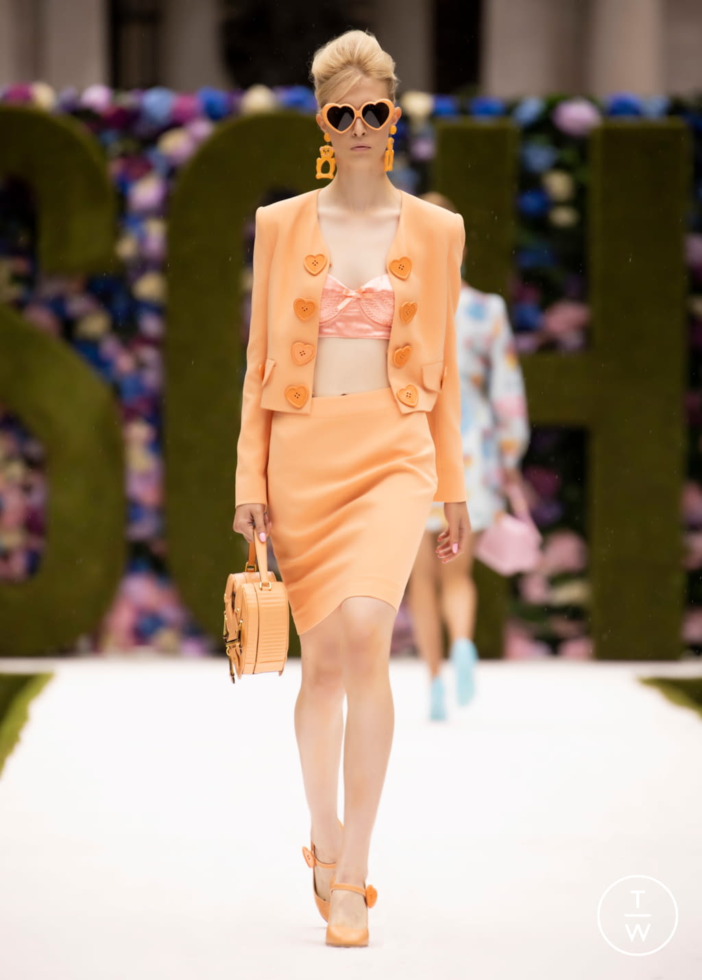 Fashion Week New York Spring/Summer 2022 look 21 de la collection Moschino womenswear