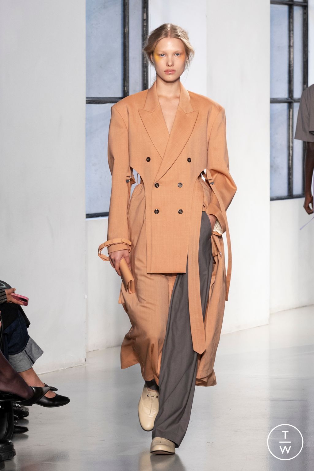 Fashion Week Paris Spring/Summer 2025 look 21 from the Ujoh collection 女装