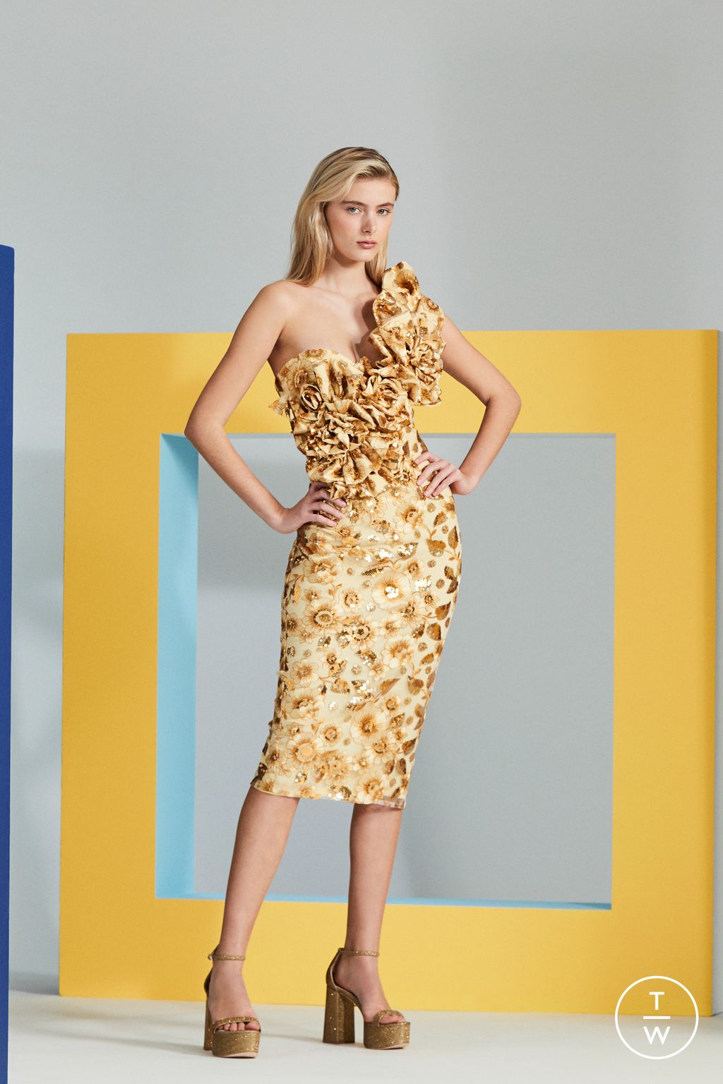 Fashion Week New York Pre-Fall 2023 look 21 from the Badgley Mischka collection womenswear
