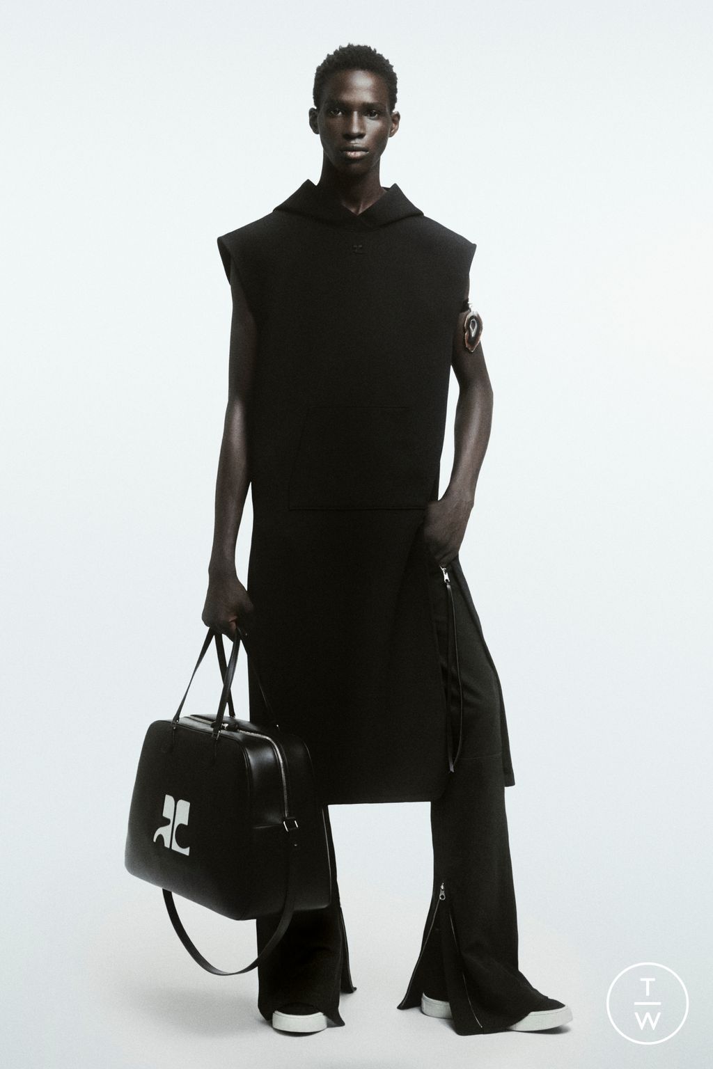 Fashion Week Paris Spring/Summer 2024 look 21 from the Courrèges collection menswear