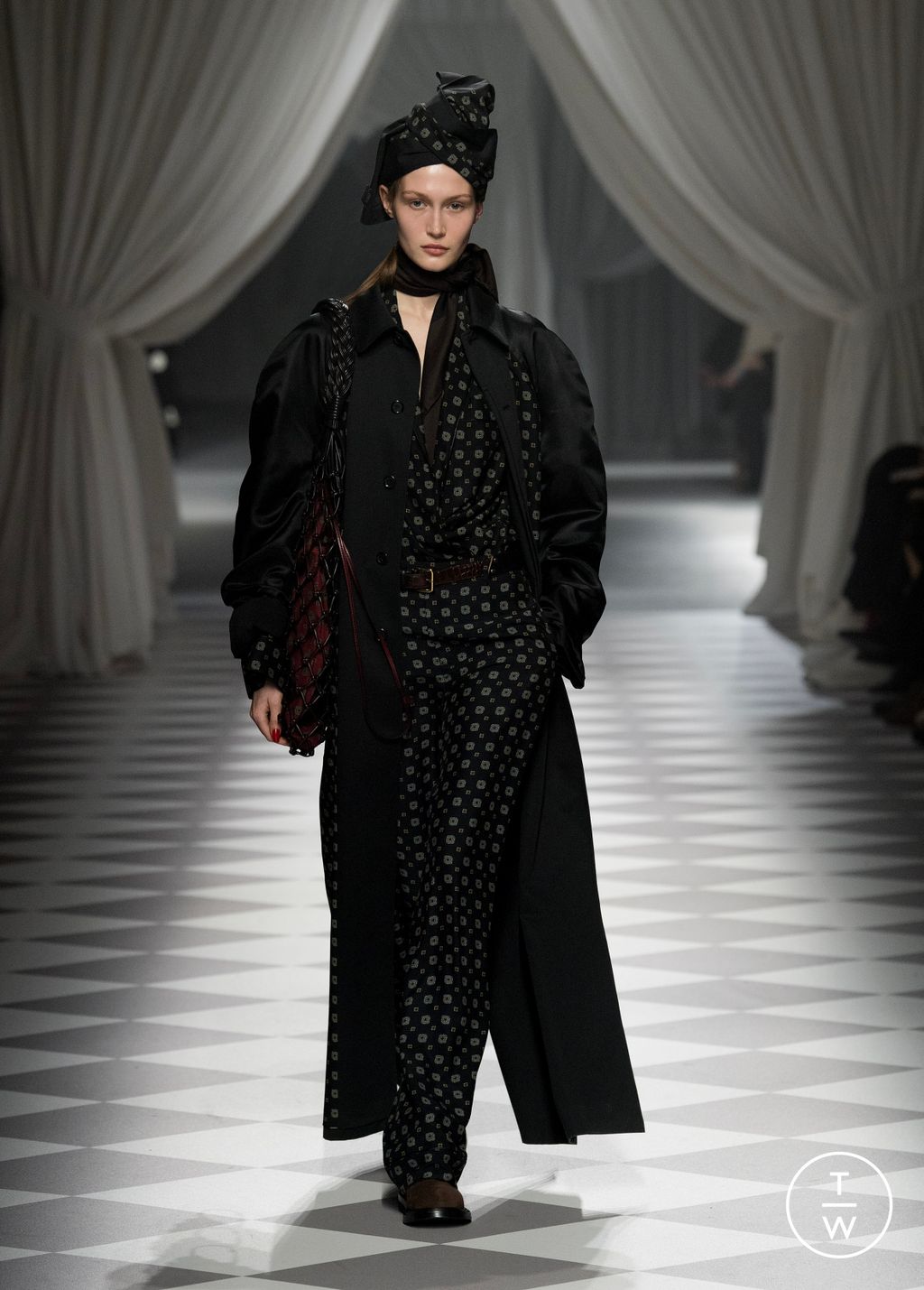 Fashion Week Milan Fall/Winter 2024 look 21 de la collection Moschino womenswear